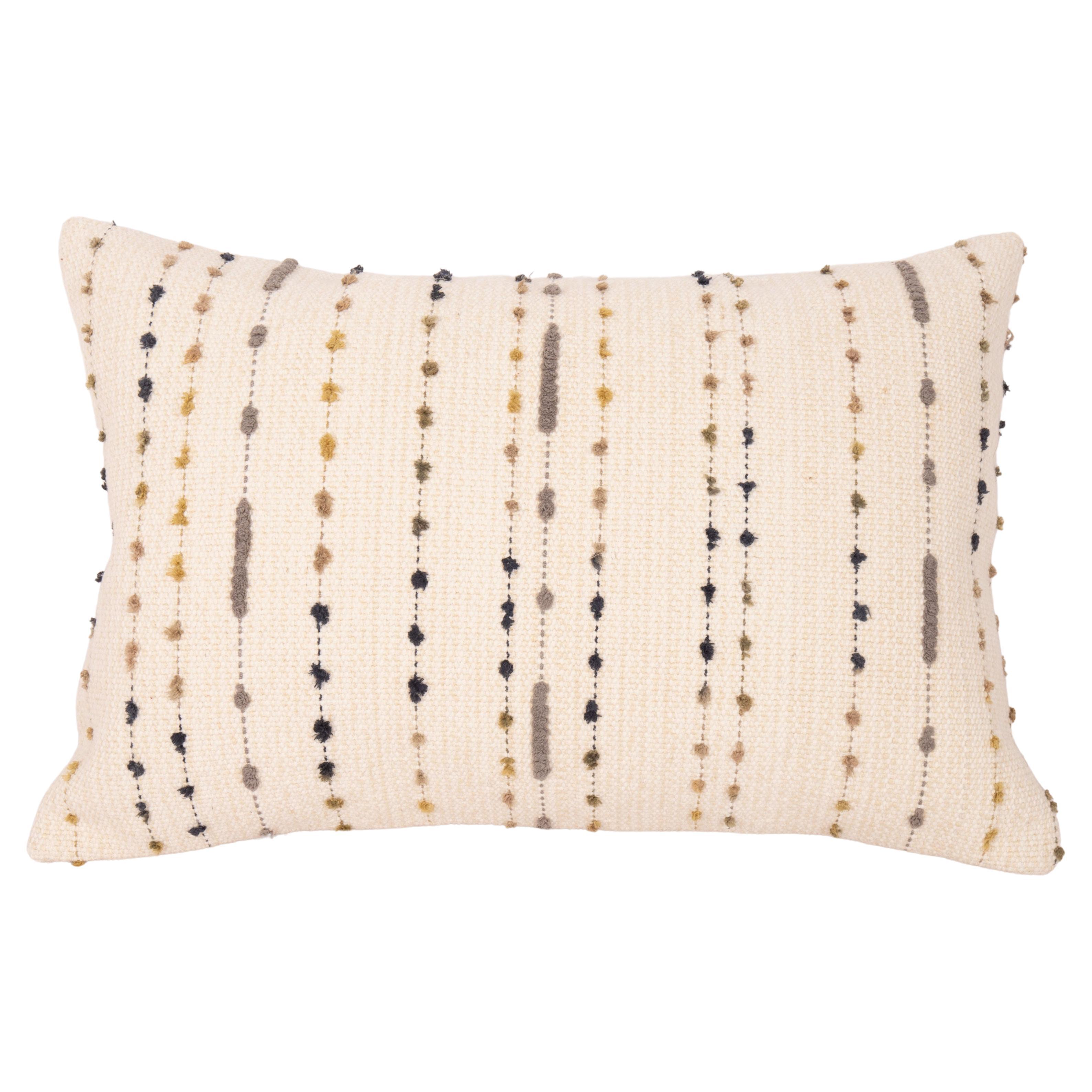 Coussin d'oreiller fabriqué à partir d'un Kilim en coton contemporain