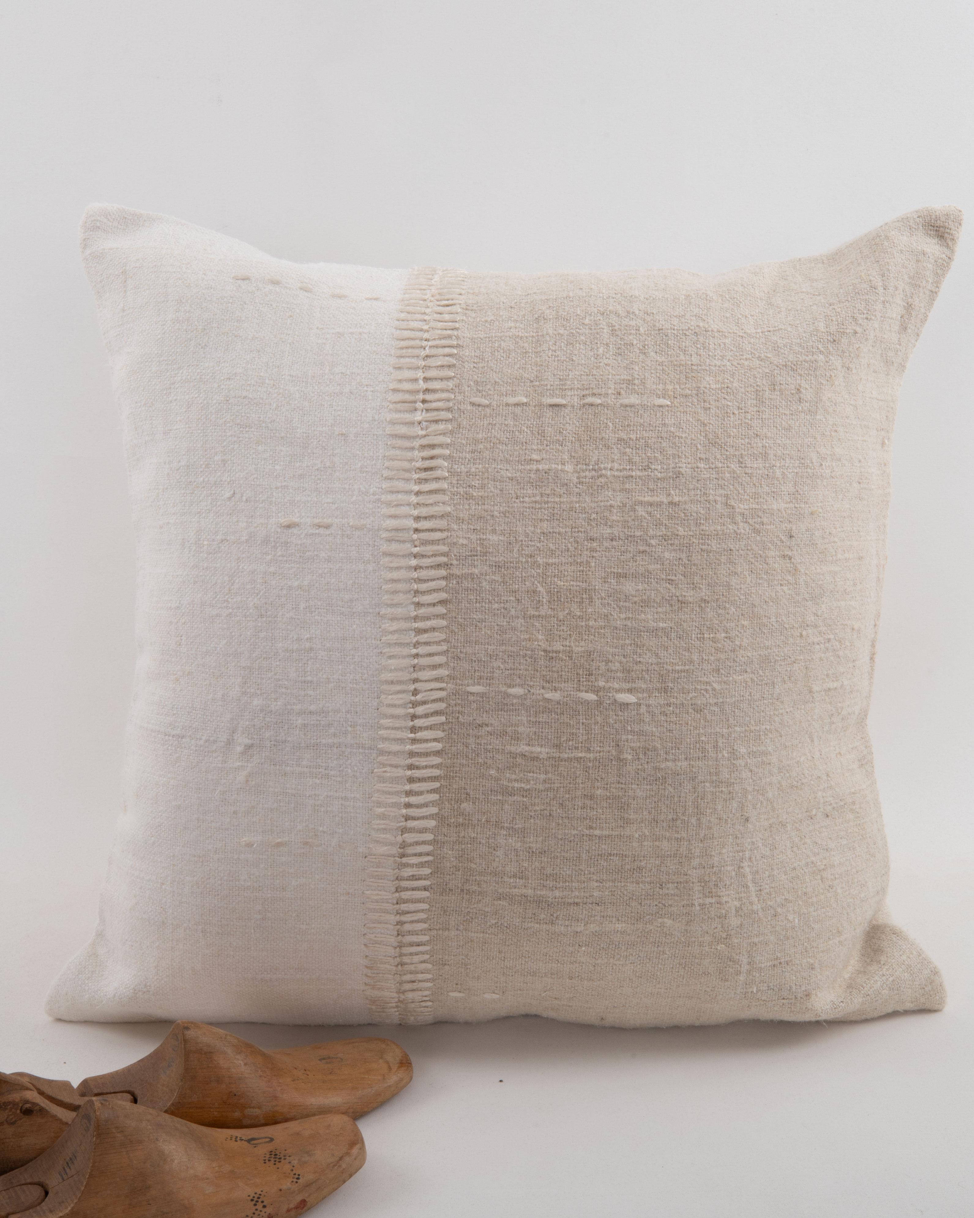 Kilim Taie d'oreiller fabriquée à partir d'un tissage de chanvre contemporain en vente