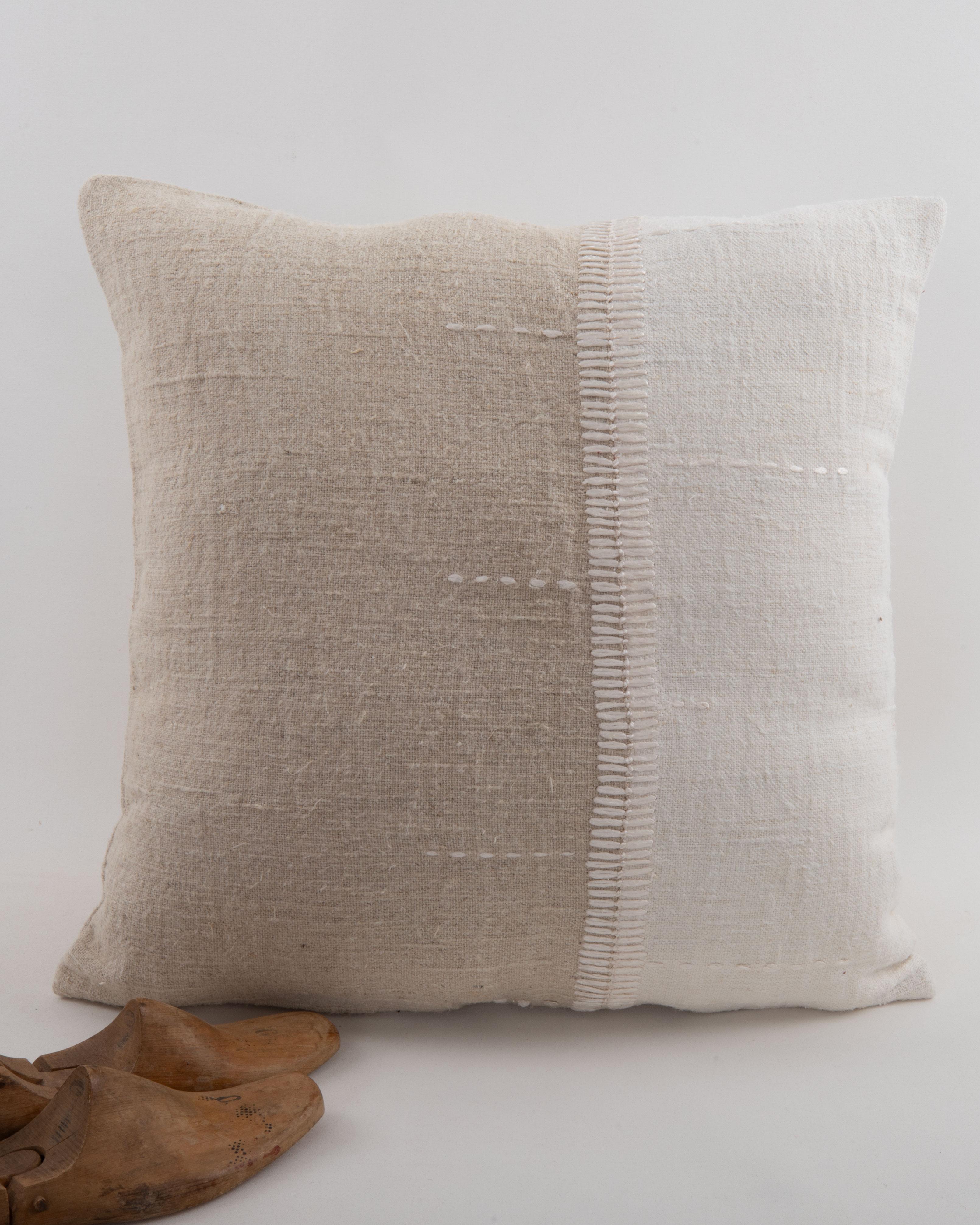 Funda de almohada hecha con un tejido de cáñamo contemporáneo Kilim en venta