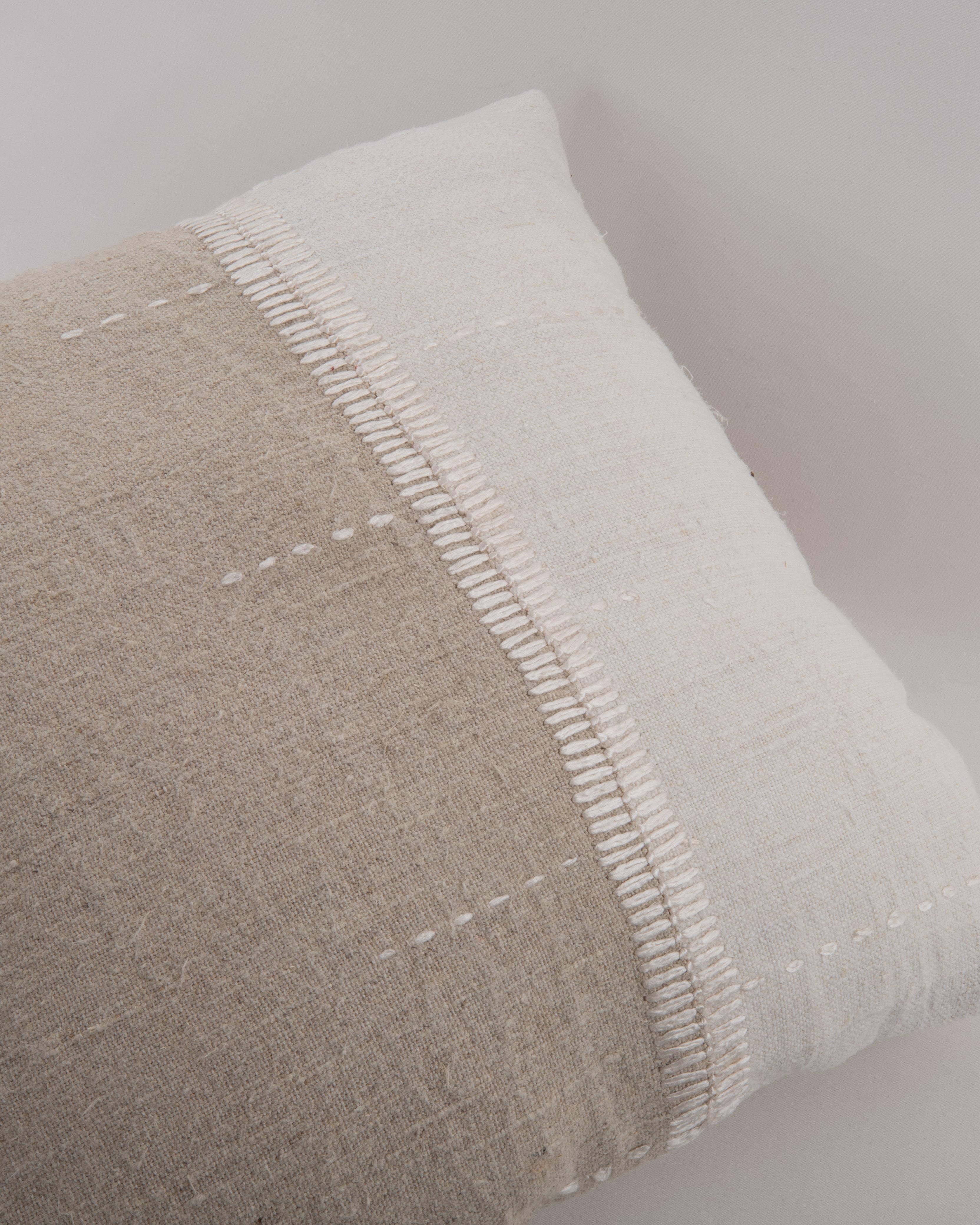 Funda de almohada hecha con un tejido de cáñamo contemporáneo Tejido en venta