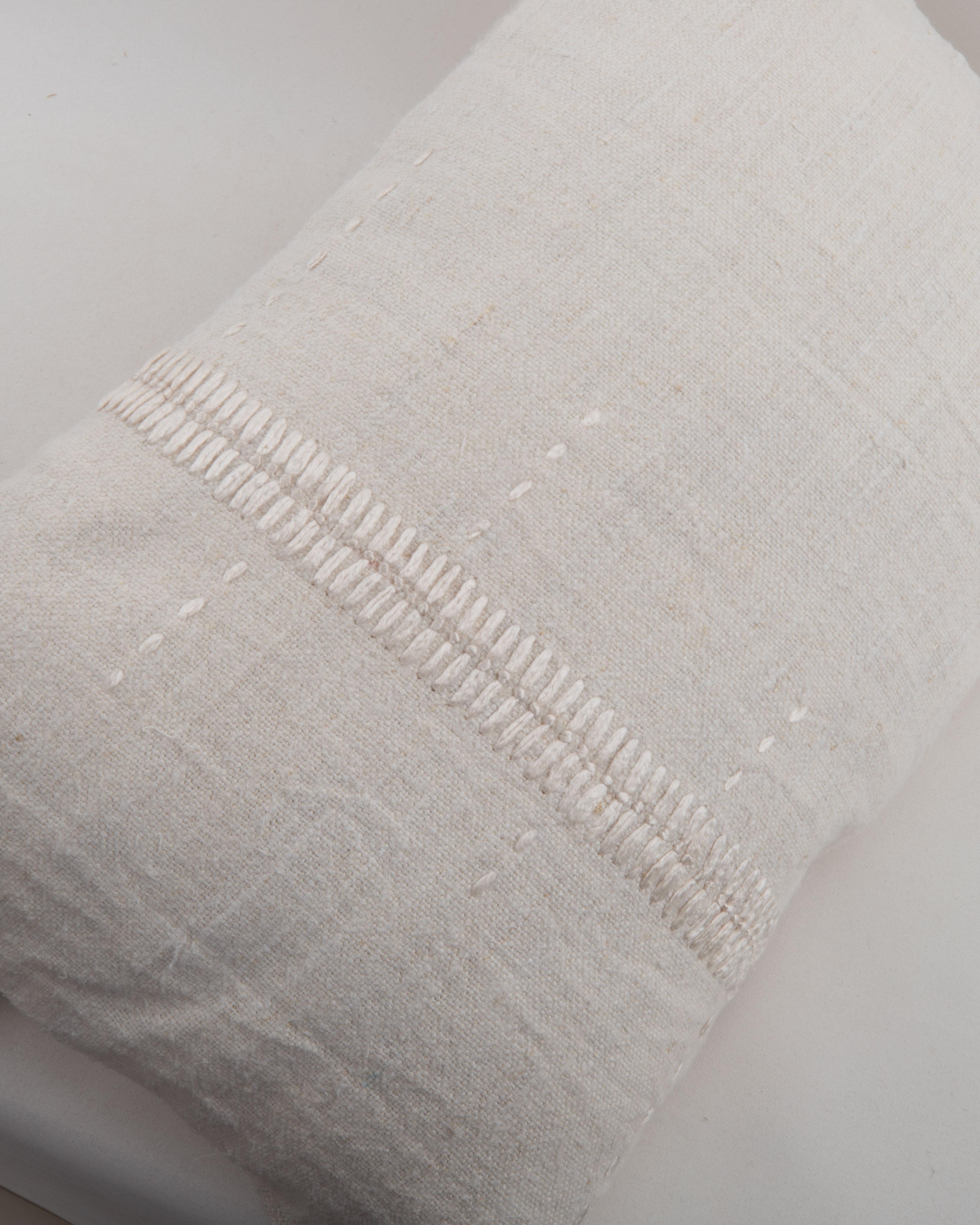 Taie d'oreiller fabriquée à partir d'un tissage de chanvre contemporain État moyen - En vente à Istanbul, TR
