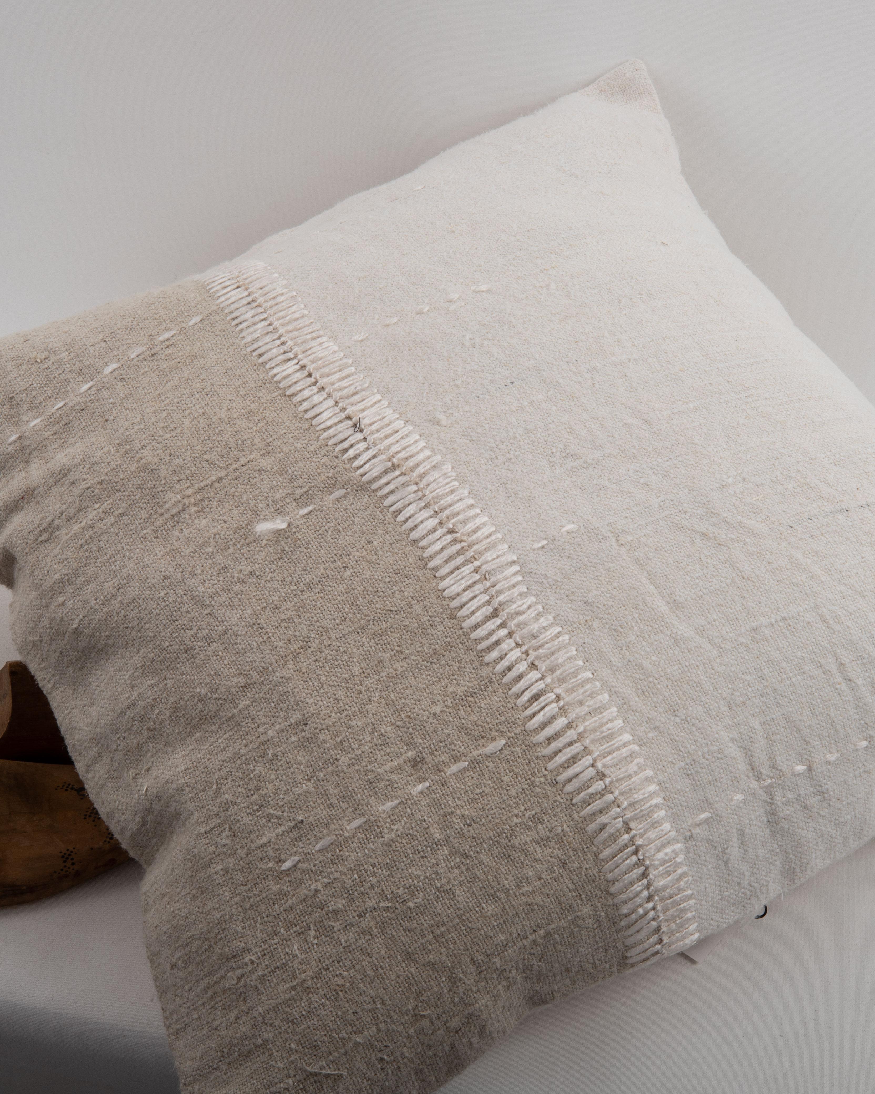 Pillowcase Made from a Contemporary Hemp Weaving In Good Condition For Sale In Istanbul, TR