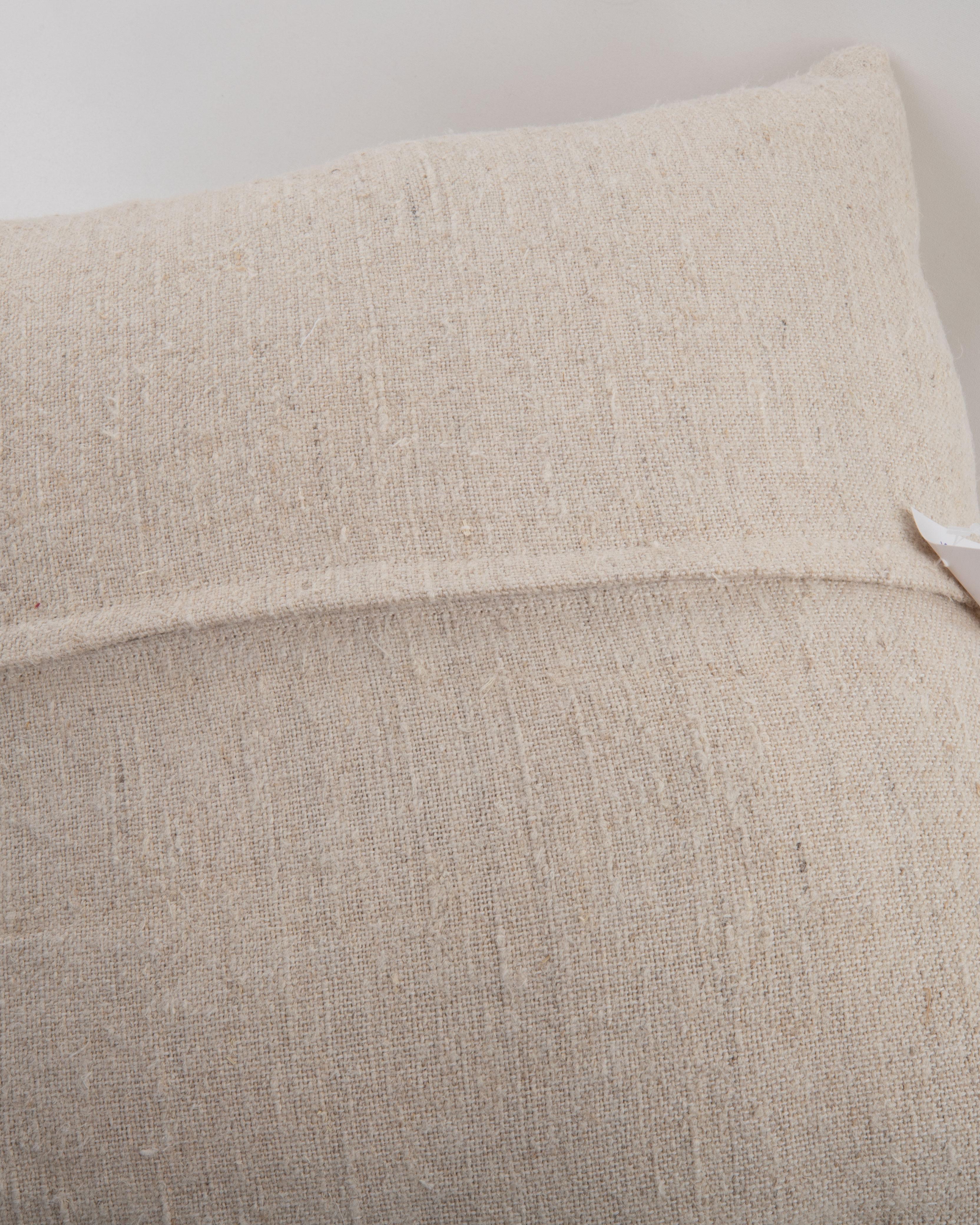 Funda de almohada hecha con un tejido de cáñamo contemporáneo en Bueno estado para la venta en Istanbul, TR