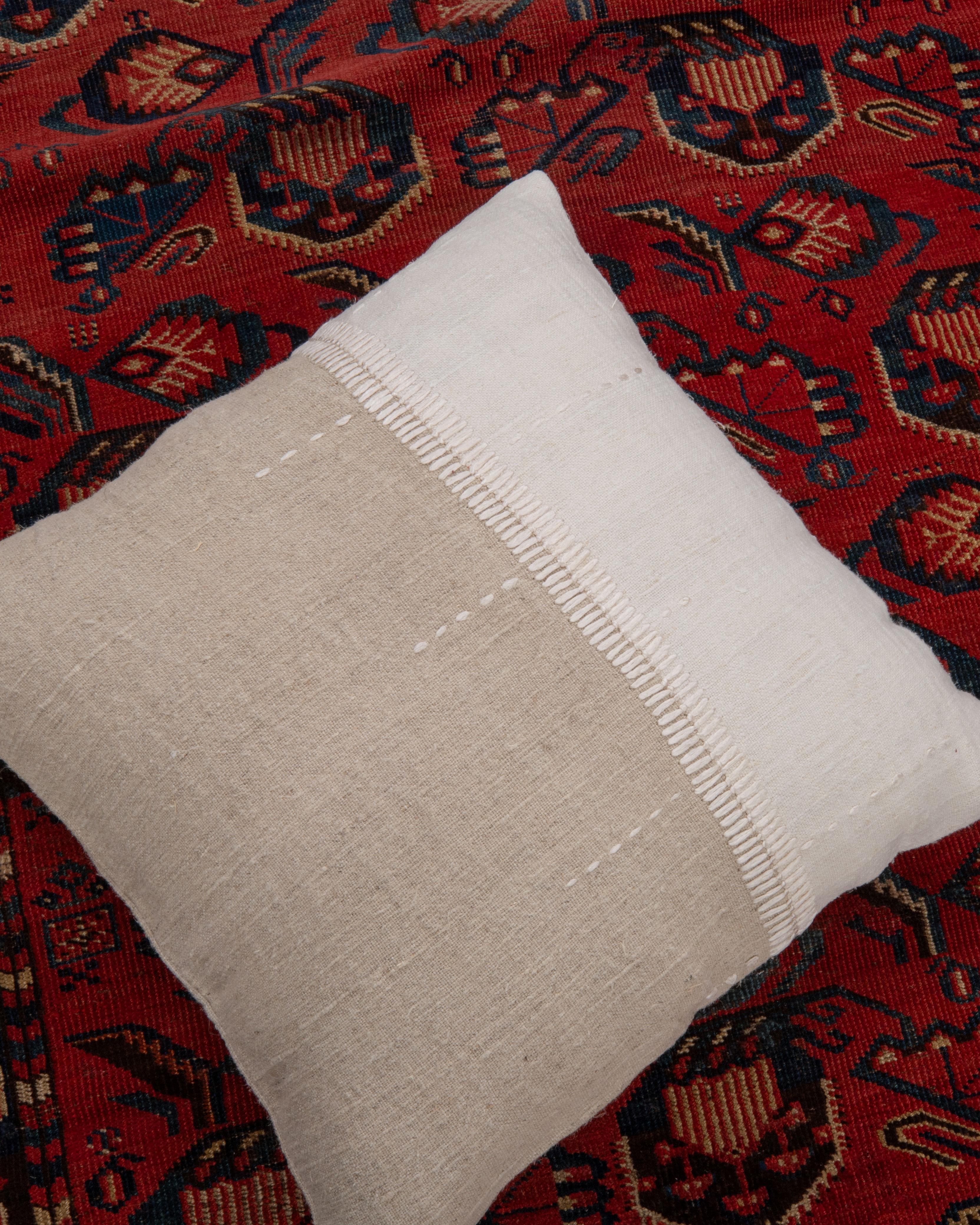 Funda de almohada hecha con un tejido de cáñamo contemporáneo siglo XX en venta
