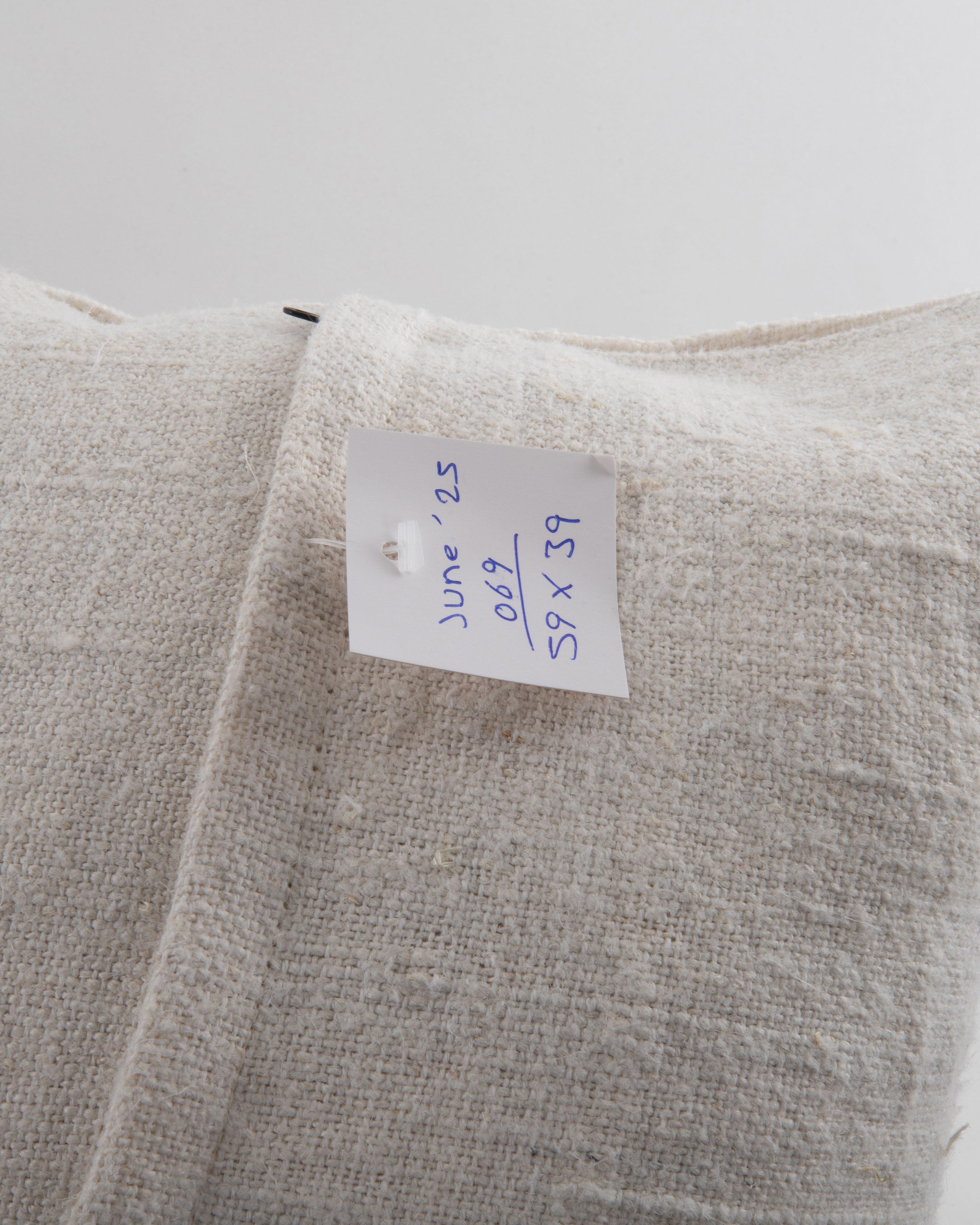 Taie d'oreiller fabriquée à partir d'un tissage de chanvre contemporain en vente 1