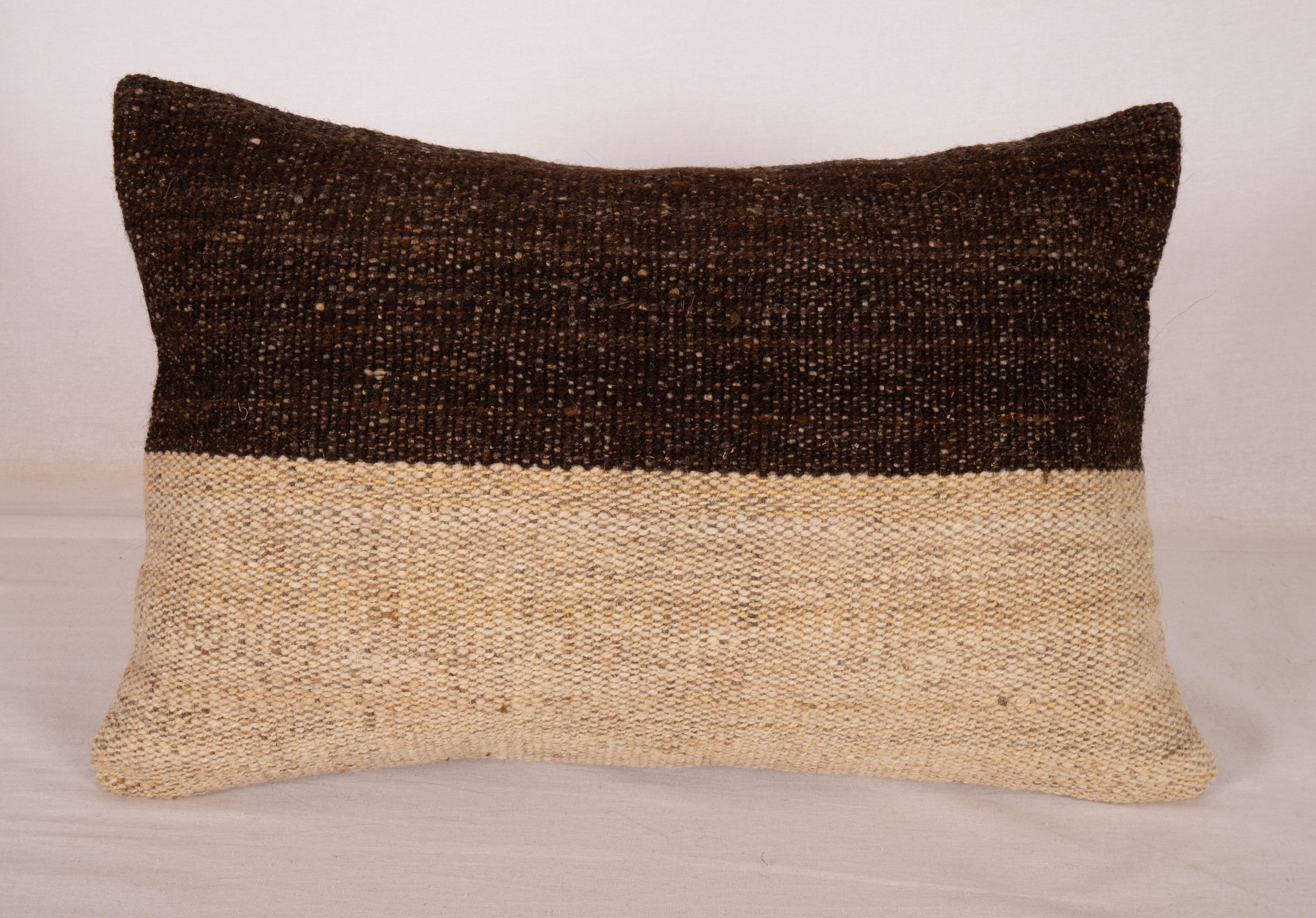 Taie d'oreiller réalisée à partir d'un Kilim en laine contemporain.

Il n'est pas livré avec un insert.
Du lin à l'arrière.
Fermeture à glissière.
Le nettoyage à sec est recommandé.
 