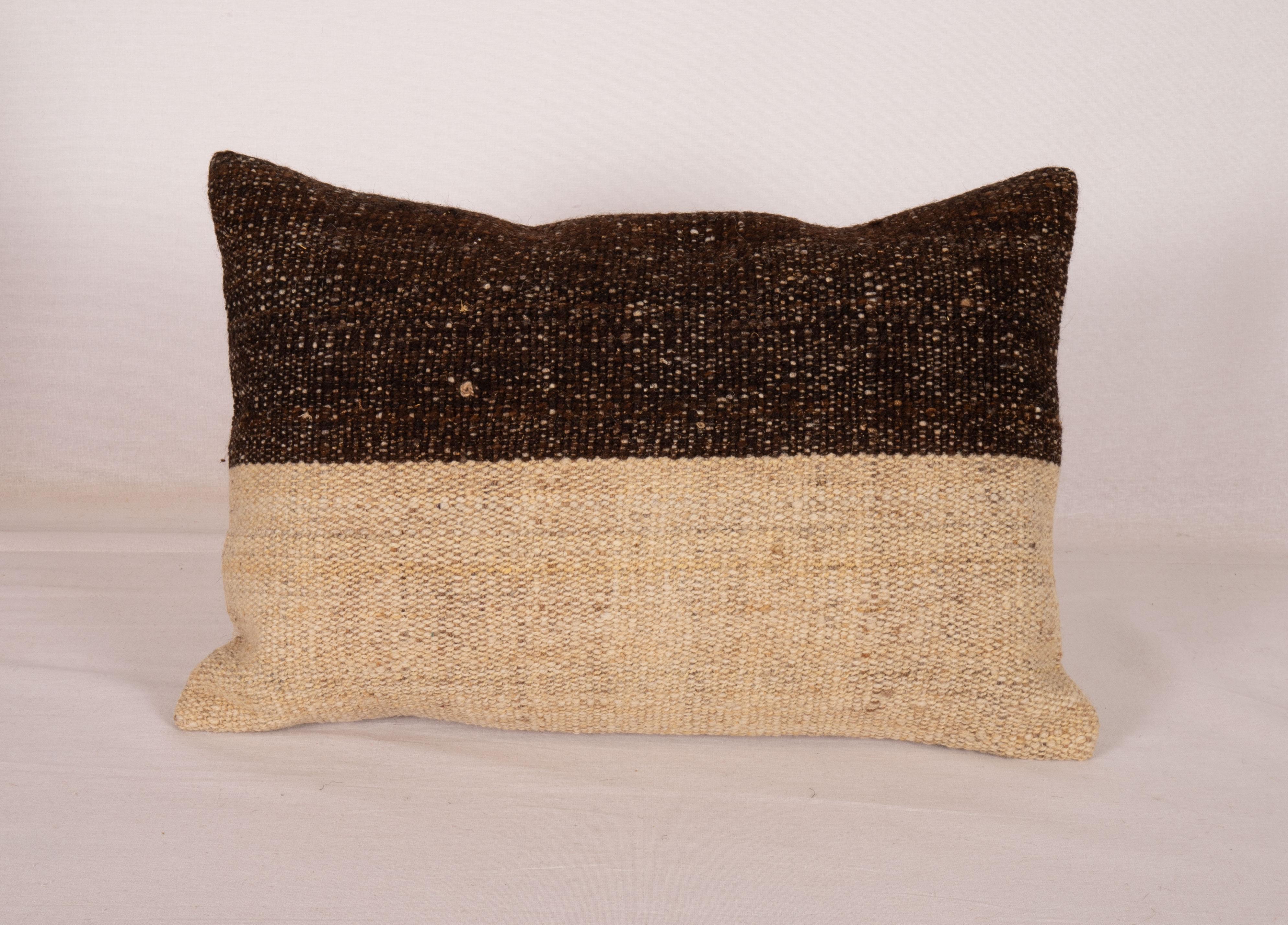 Taie d'oreiller réalisée à partir d'un Kilim en laine contemporain.

Il n'est pas livré avec un insert.
Du lin à l'arrière.
Fermeture à glissière.
Le nettoyage à sec est recommandé.
 
 