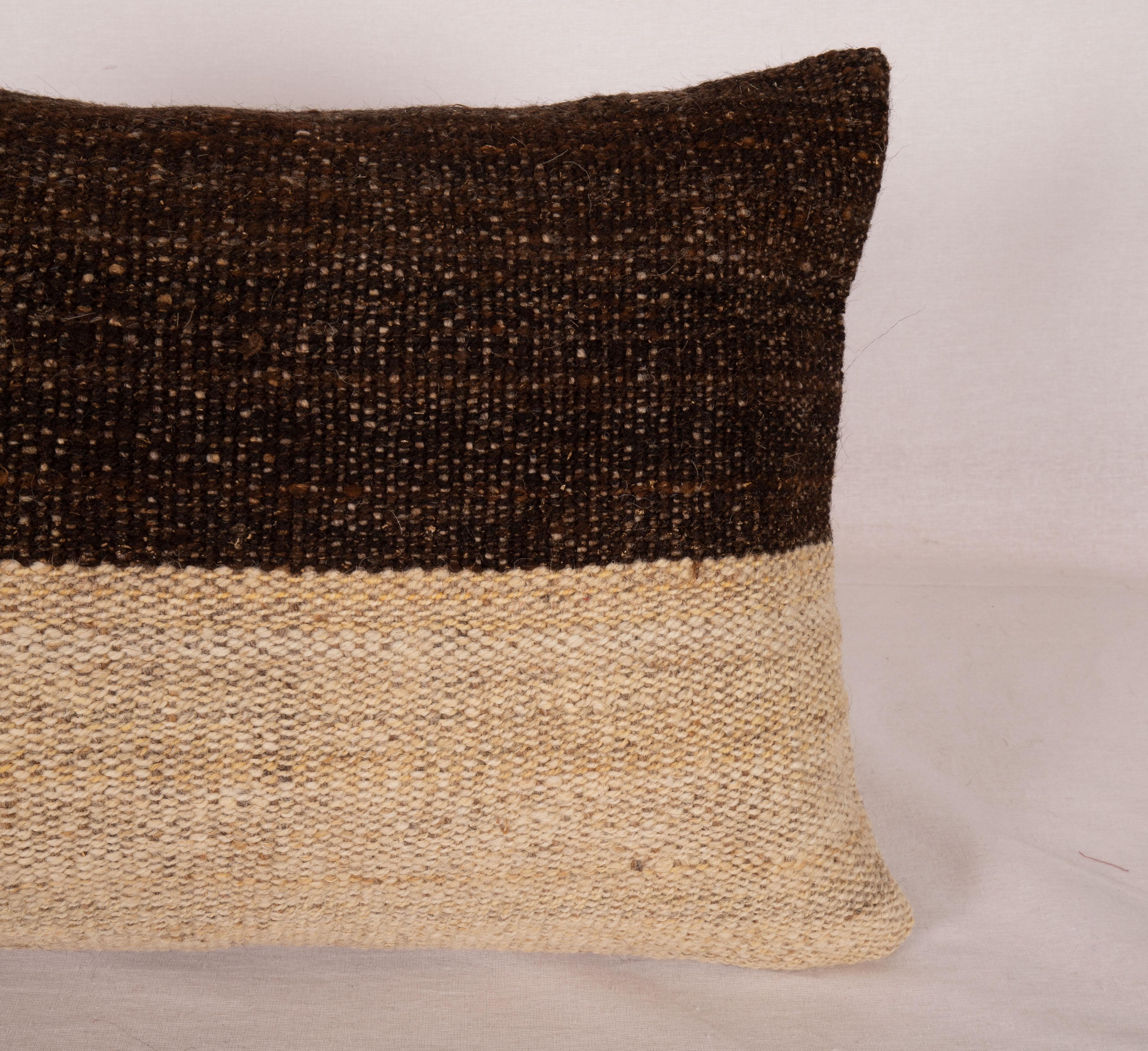 Tissé à la main Coussin d'oreiller fabriqué à partir d'un Kilim en laine contemporain