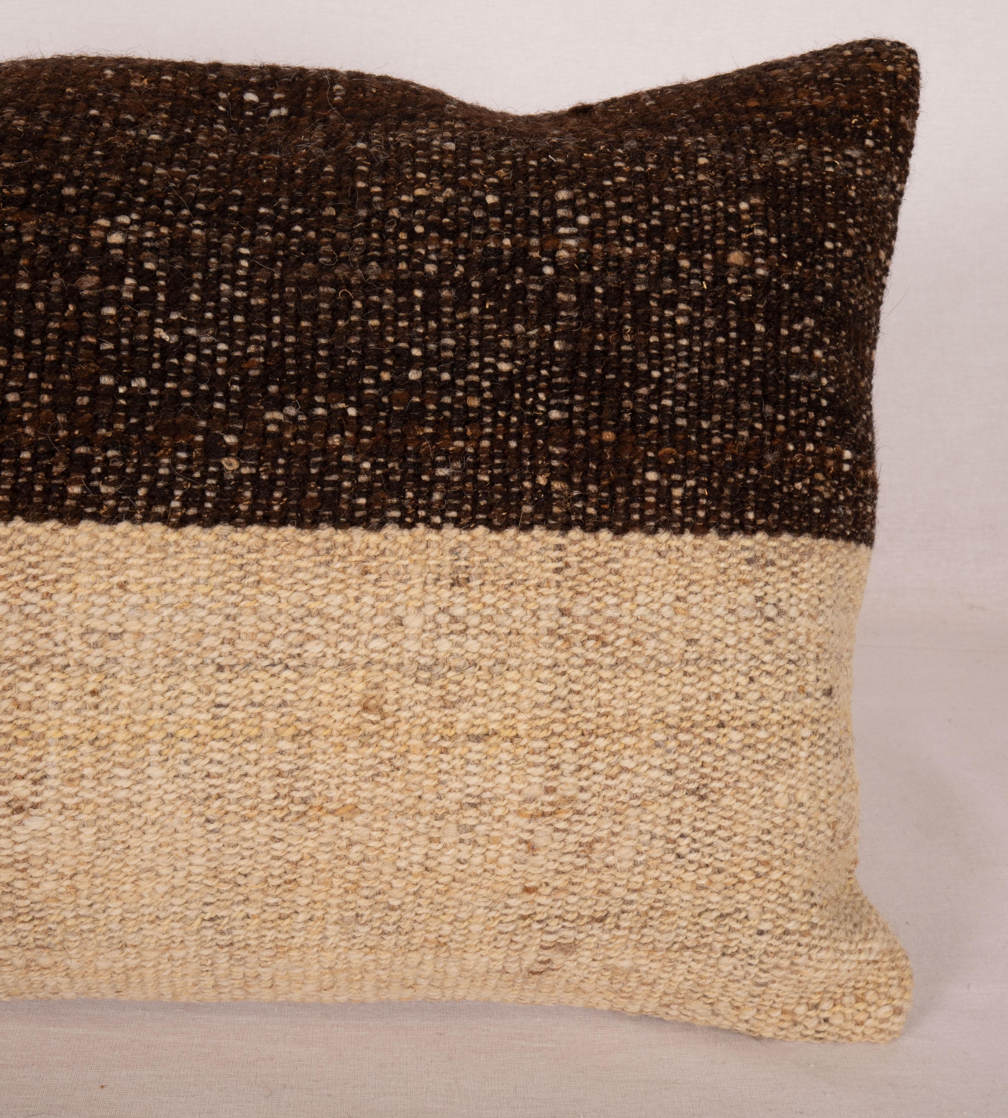 Tissé à la main Coussin d'oreiller fabriqué à partir d'un Kilim en laine contemporain