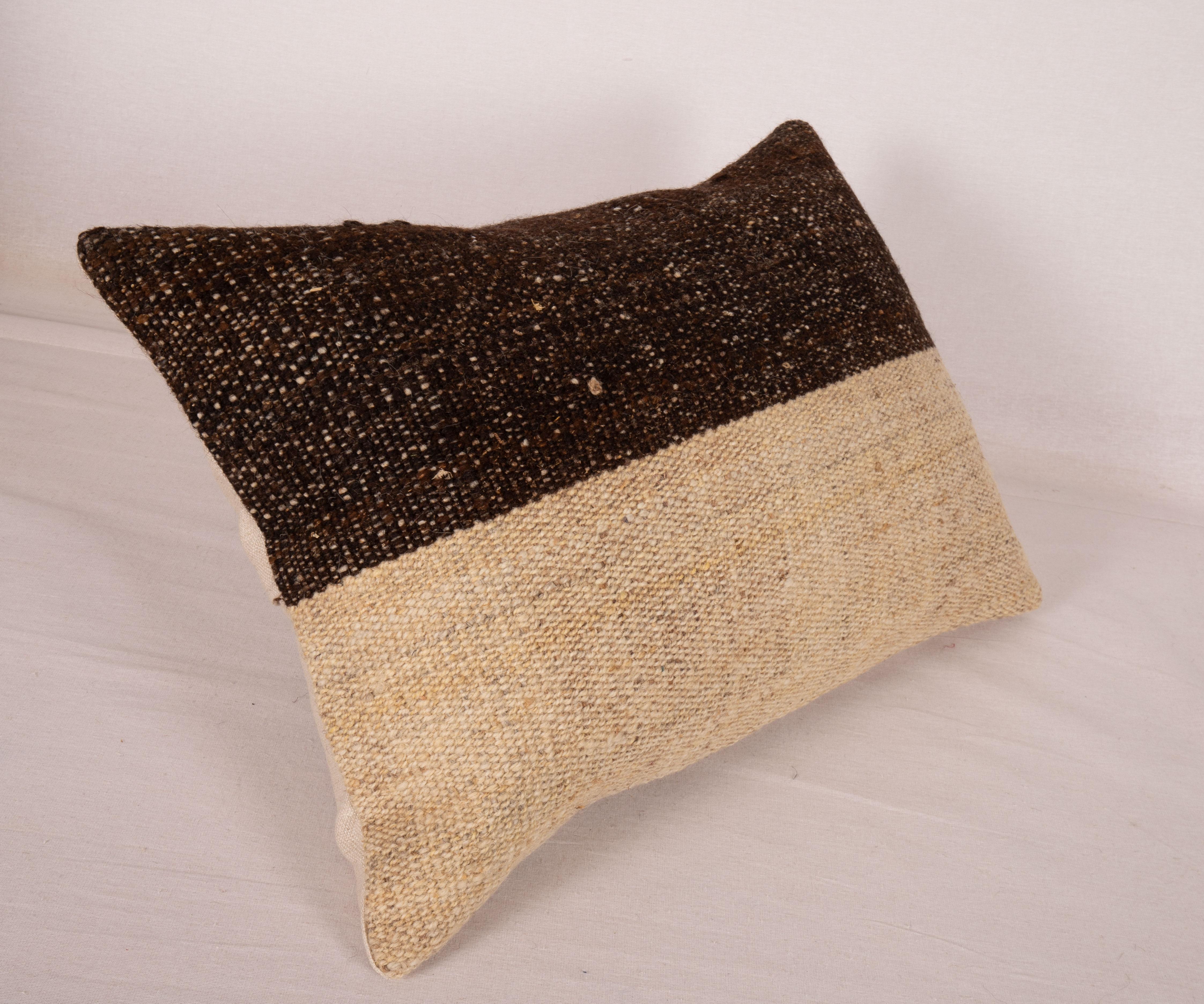Coussin d'oreiller fabriqué à partir d'un Kilim en laine contemporain Bon état à Istanbul, TR