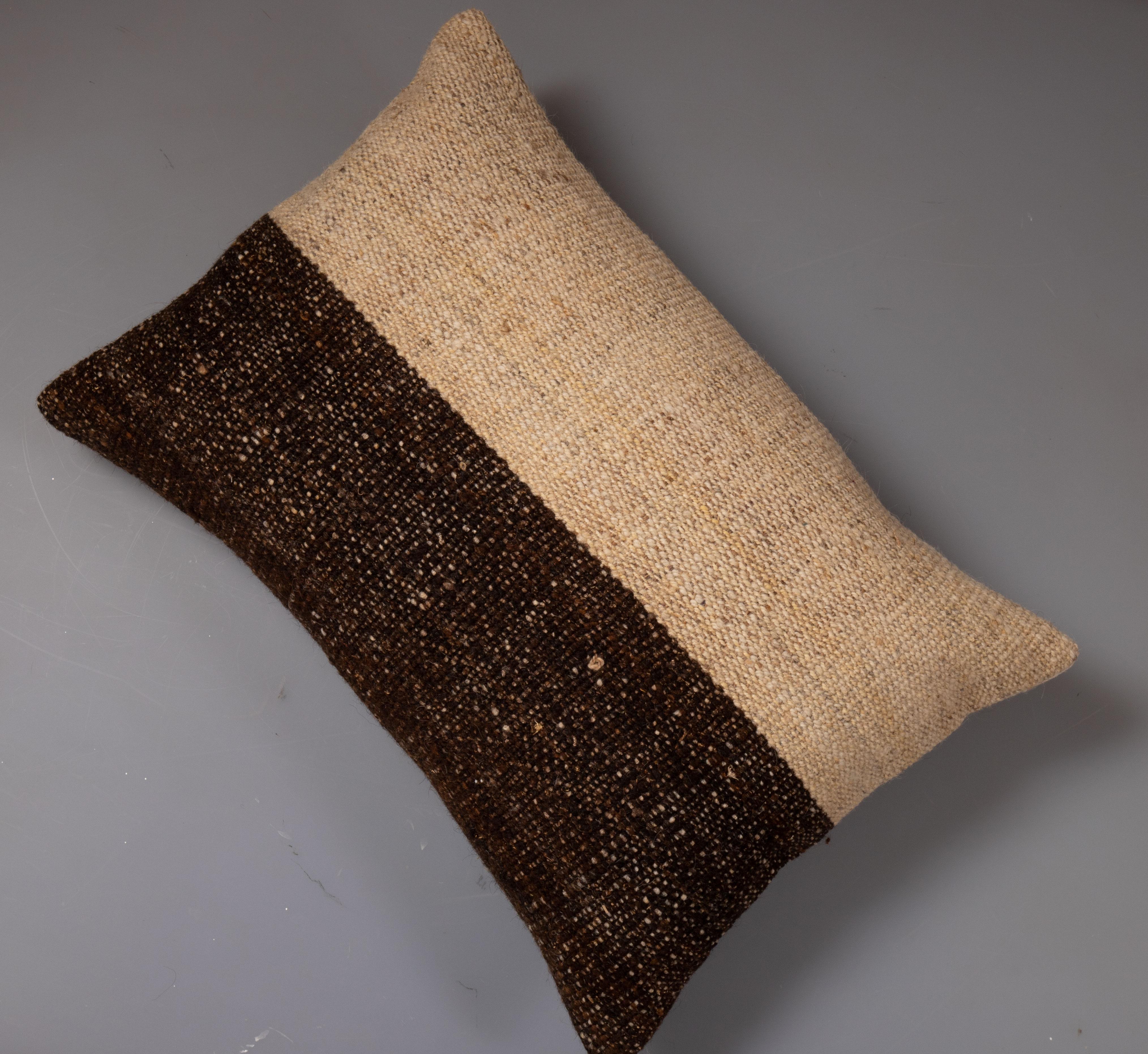 Laine Coussin d'oreiller fabriqué à partir d'un Kilim en laine contemporain