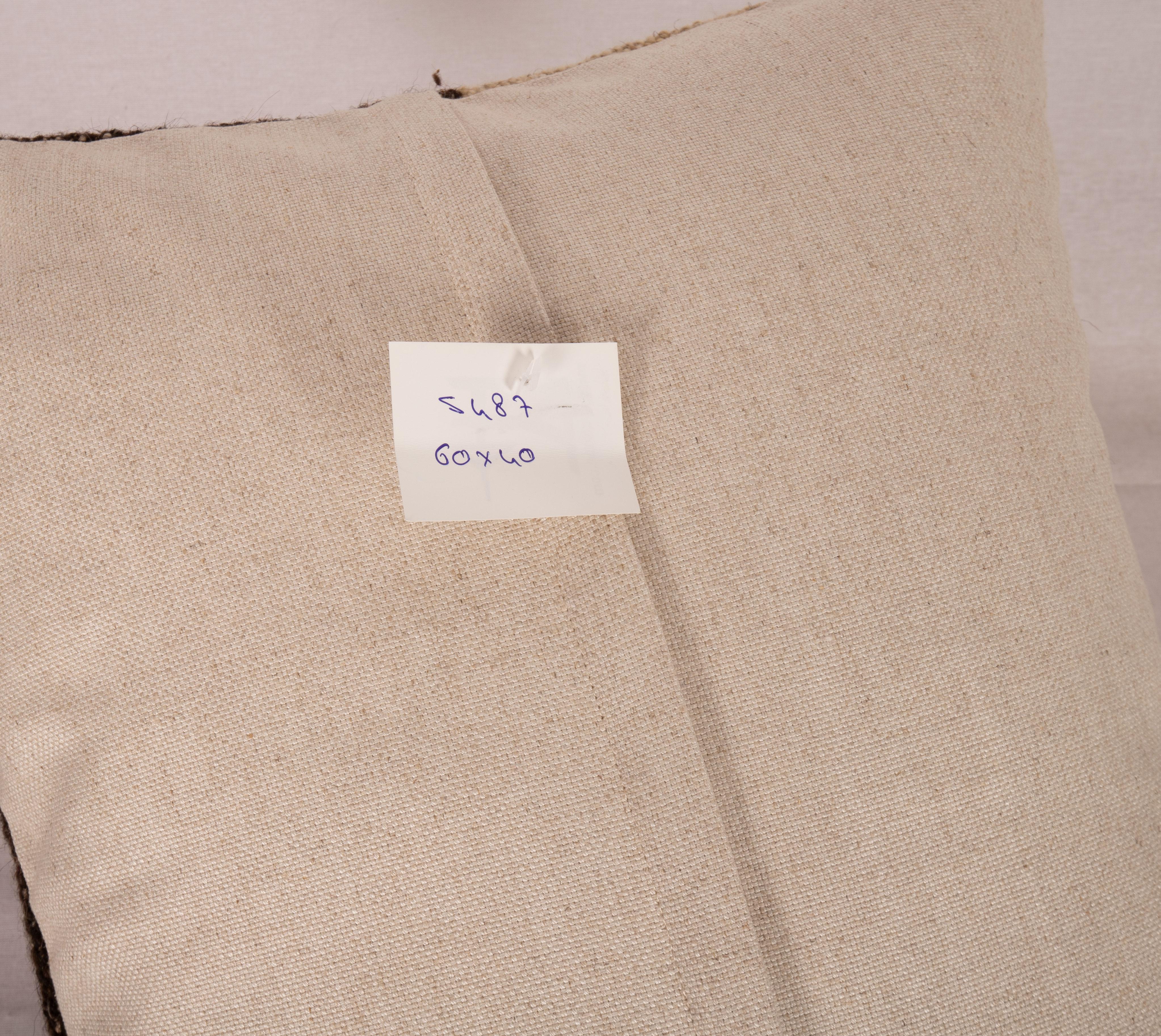 Coussin d'oreiller fabriqué à partir d'un Kilim en laine contemporain 1