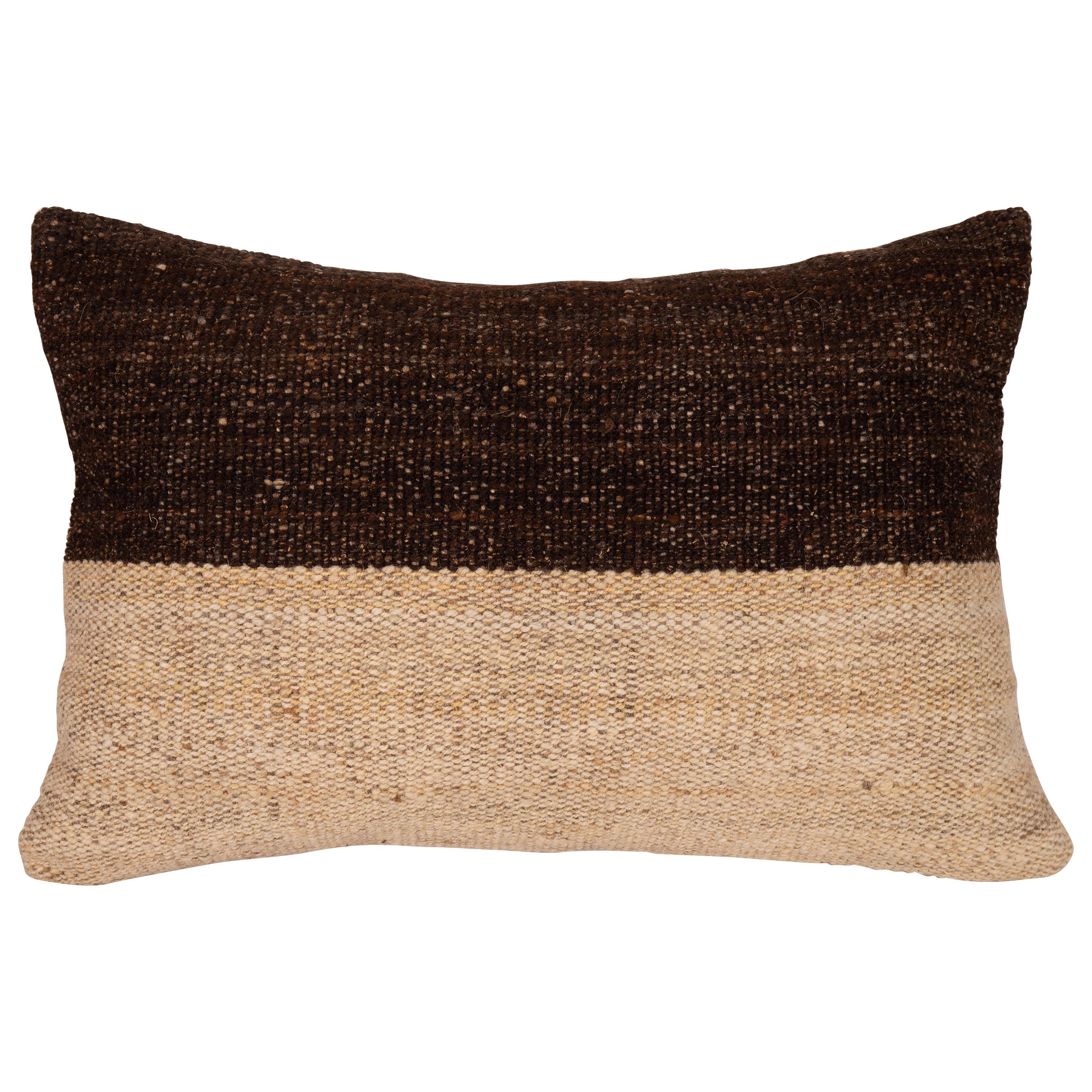 Coussin d'oreiller fabriqué à partir d'un Kilim en laine contemporain