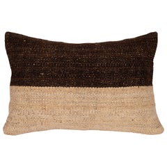 Coussin d'oreiller fabriqué à partir d'un Kilim en laine contemporain