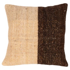 Coussin d'oreiller fabriqué à partir d'un Kilim en laine contemporain