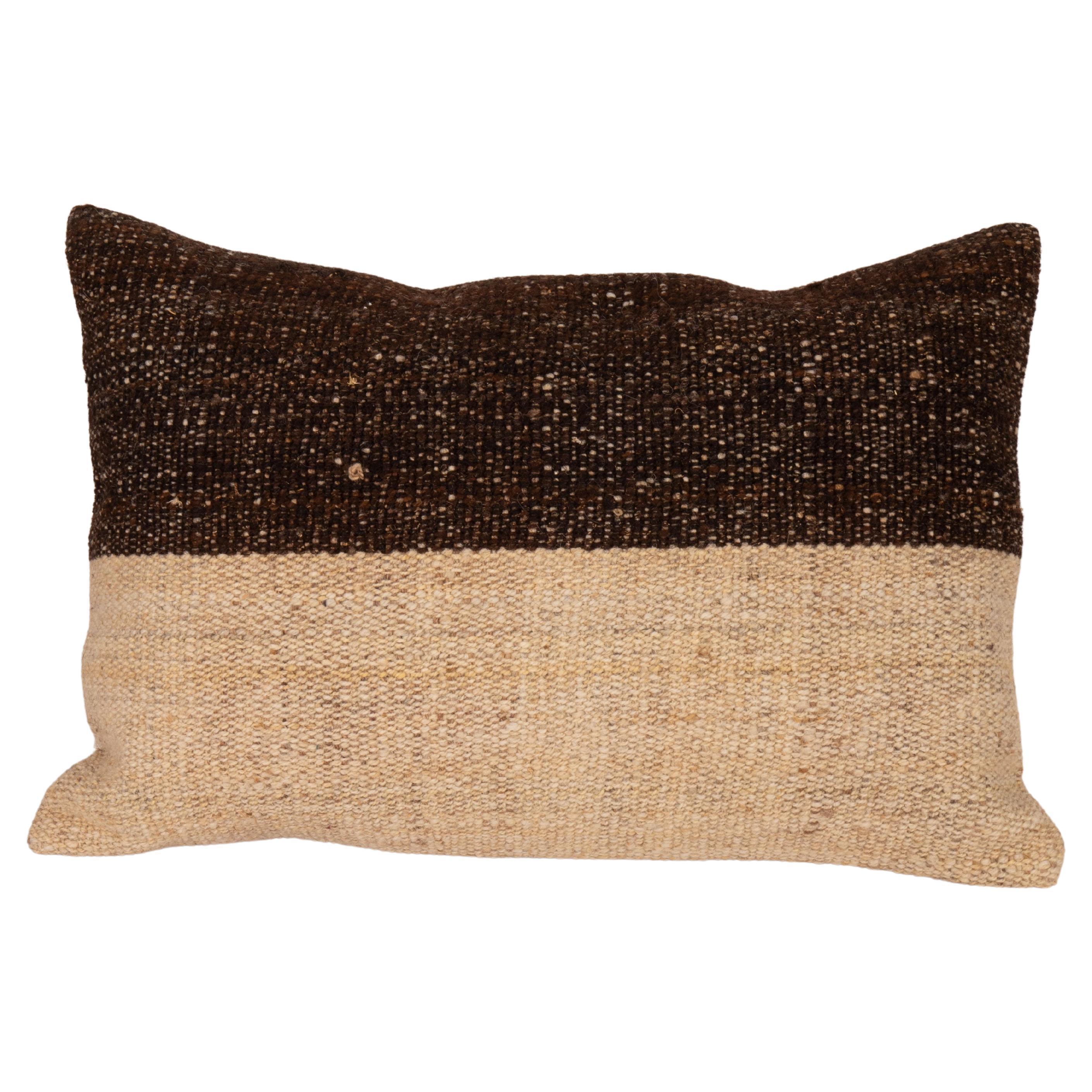 Coussin d'oreiller fabriqué à partir d'un Kilim en laine contemporain