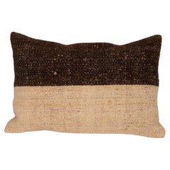 Coussin d'oreiller fabriqué à partir d'un Kilim en laine contemporain