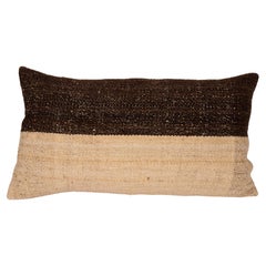 Coussin d'oreiller fabriqué à partir d'un Kilim en laine contemporain