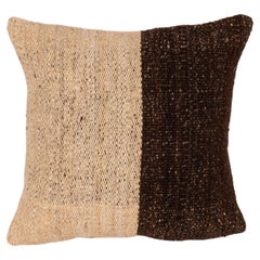 Coussin d'oreiller fabriqué à partir d'un Kilim en laine contemporain