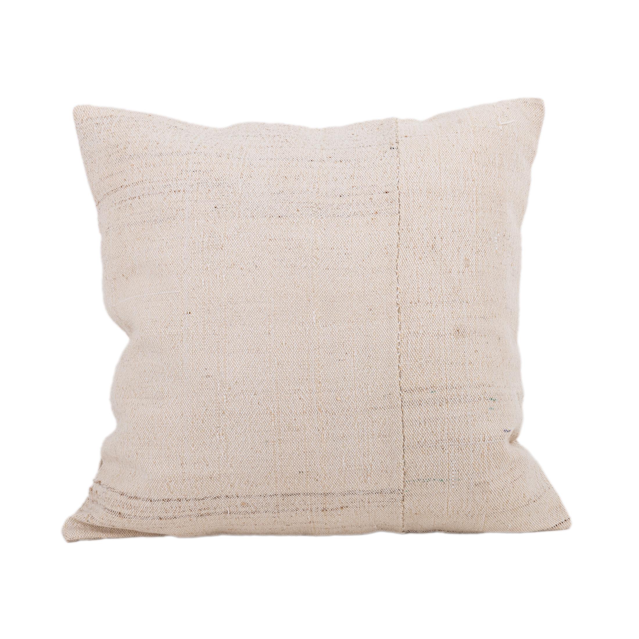 Pillowcase does not come with an insert.
Linen in the back.
Zipper closure.
Dry Cleaning recommended.
