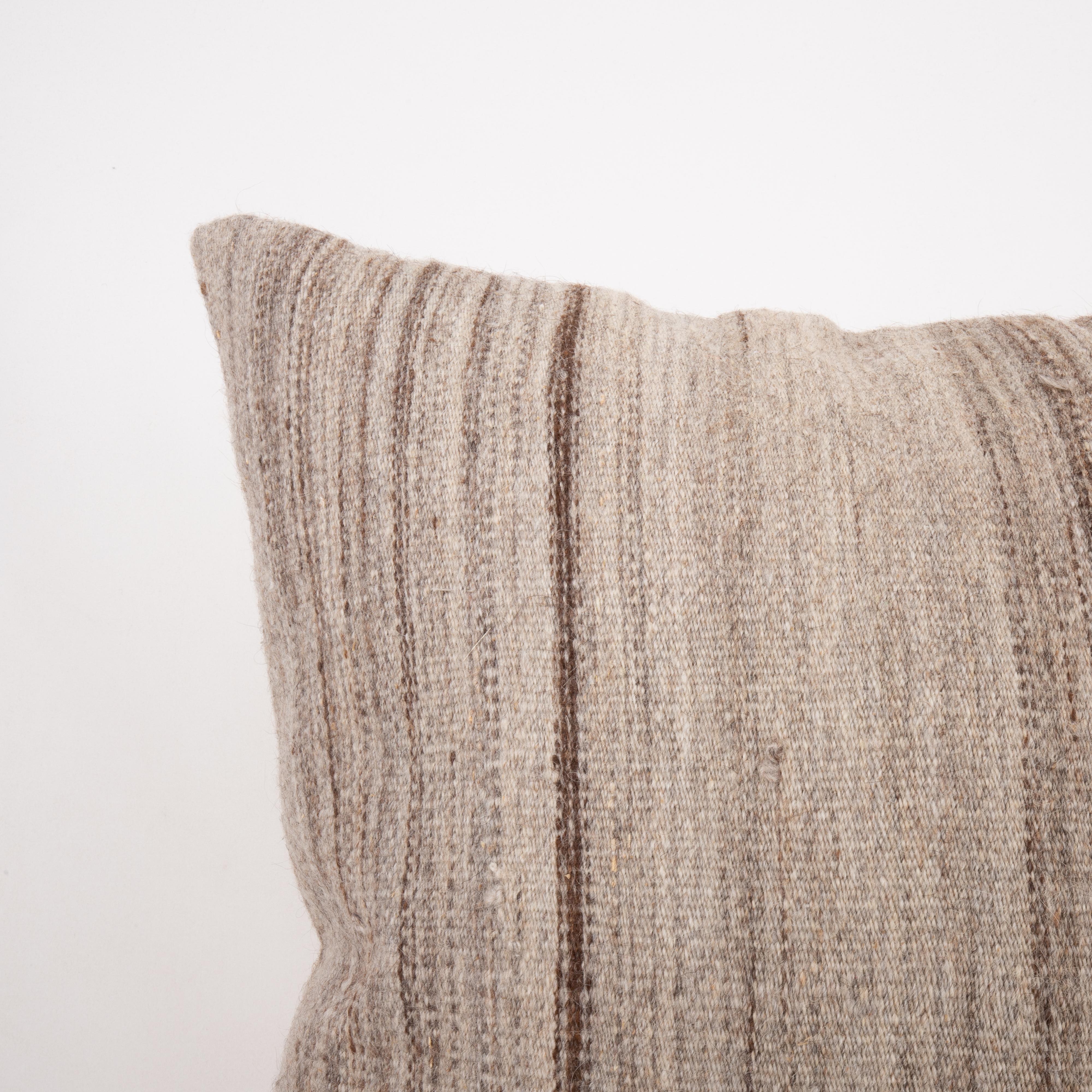 Kilim Federa ricavata da un kilim anatolico, turco e neutro della metà del XX secolo in vendita