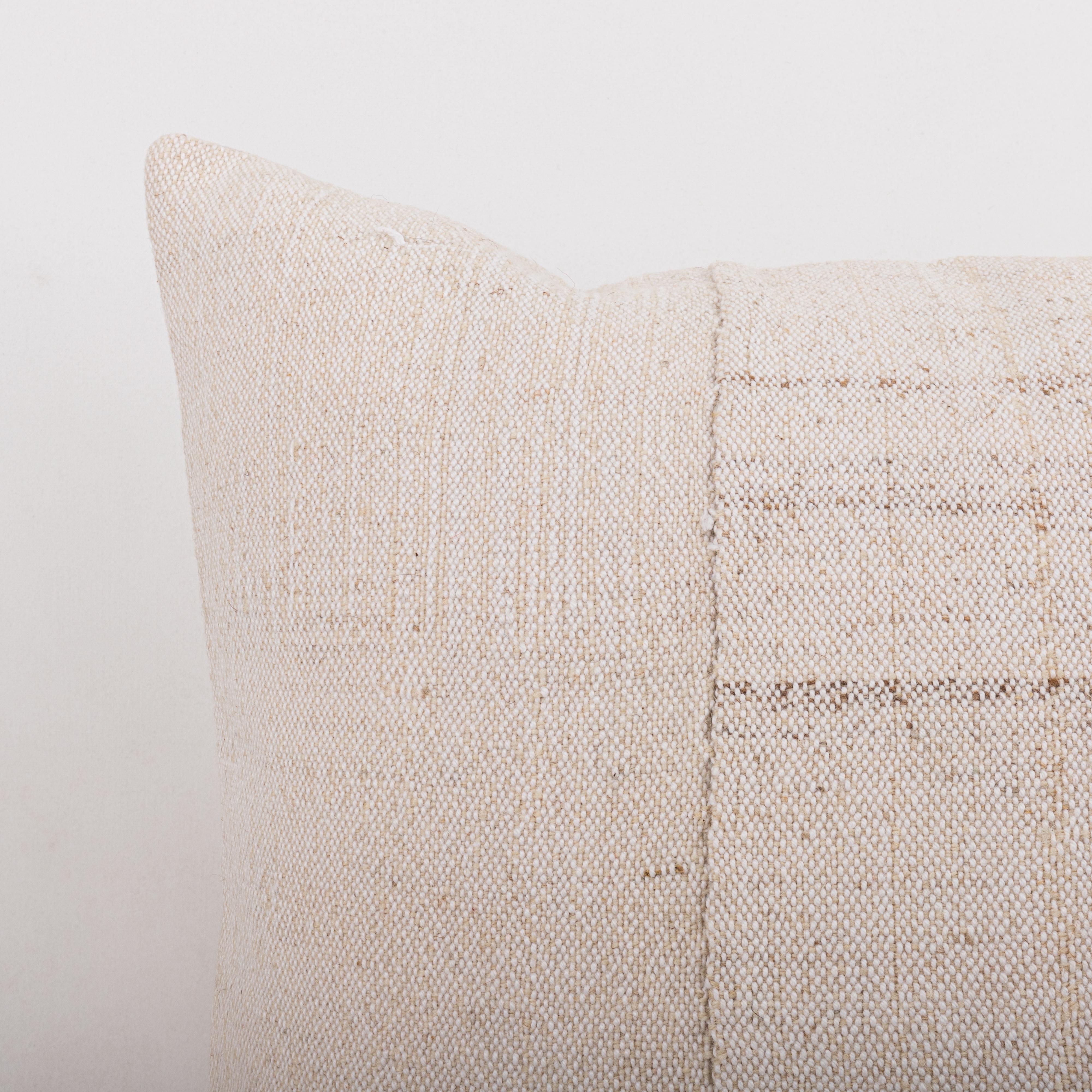 Kilim Federa ricavata da un kilim anatolico, turco e neutro della metà del XX secolo in vendita
