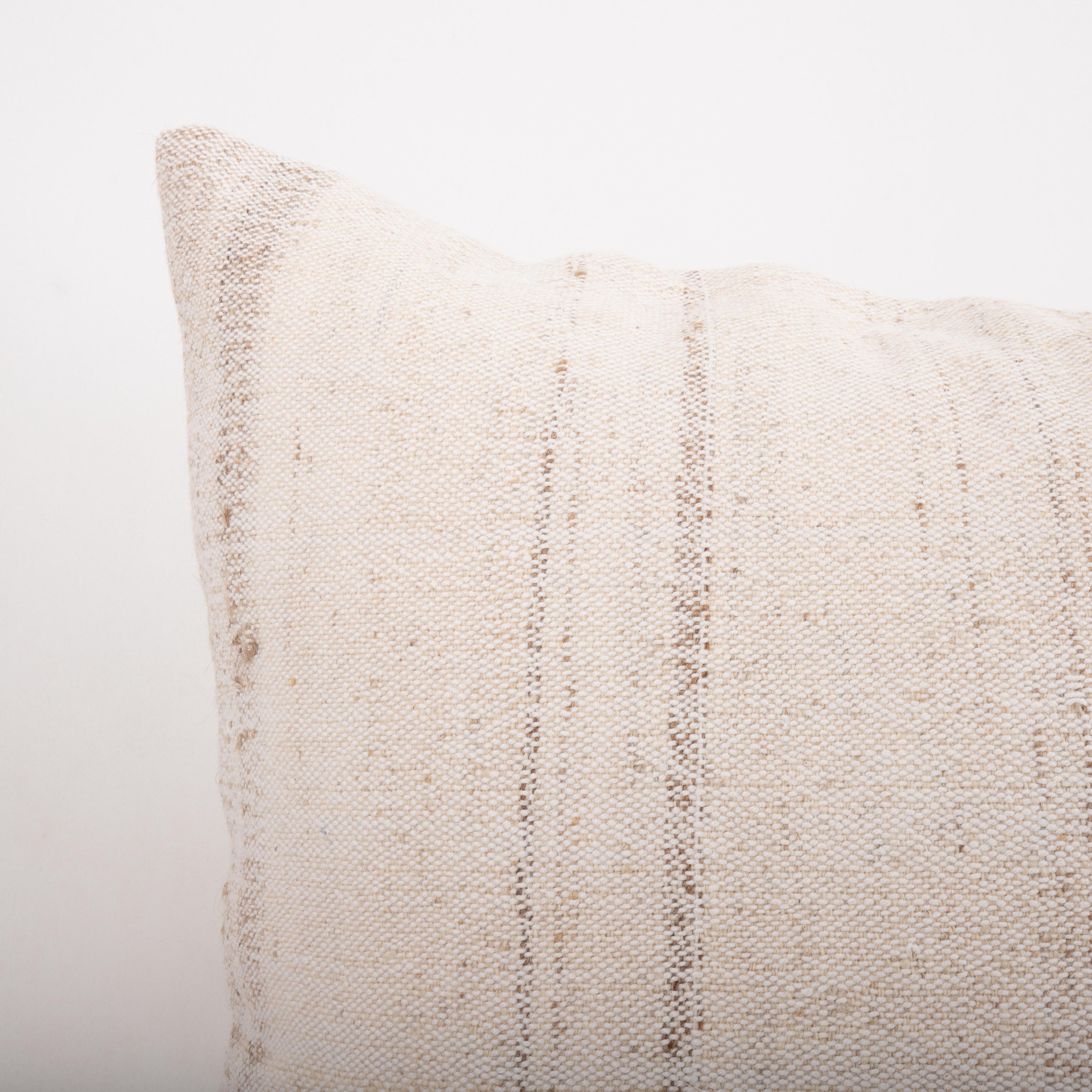 Kilim Federa ricavata da un kilim anatolico, turco e neutro della metà del XX secolo in vendita