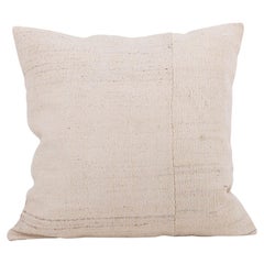 Funda de almohada hecha con un kilim neutro turco de Anatolia de mediados del siglo XX