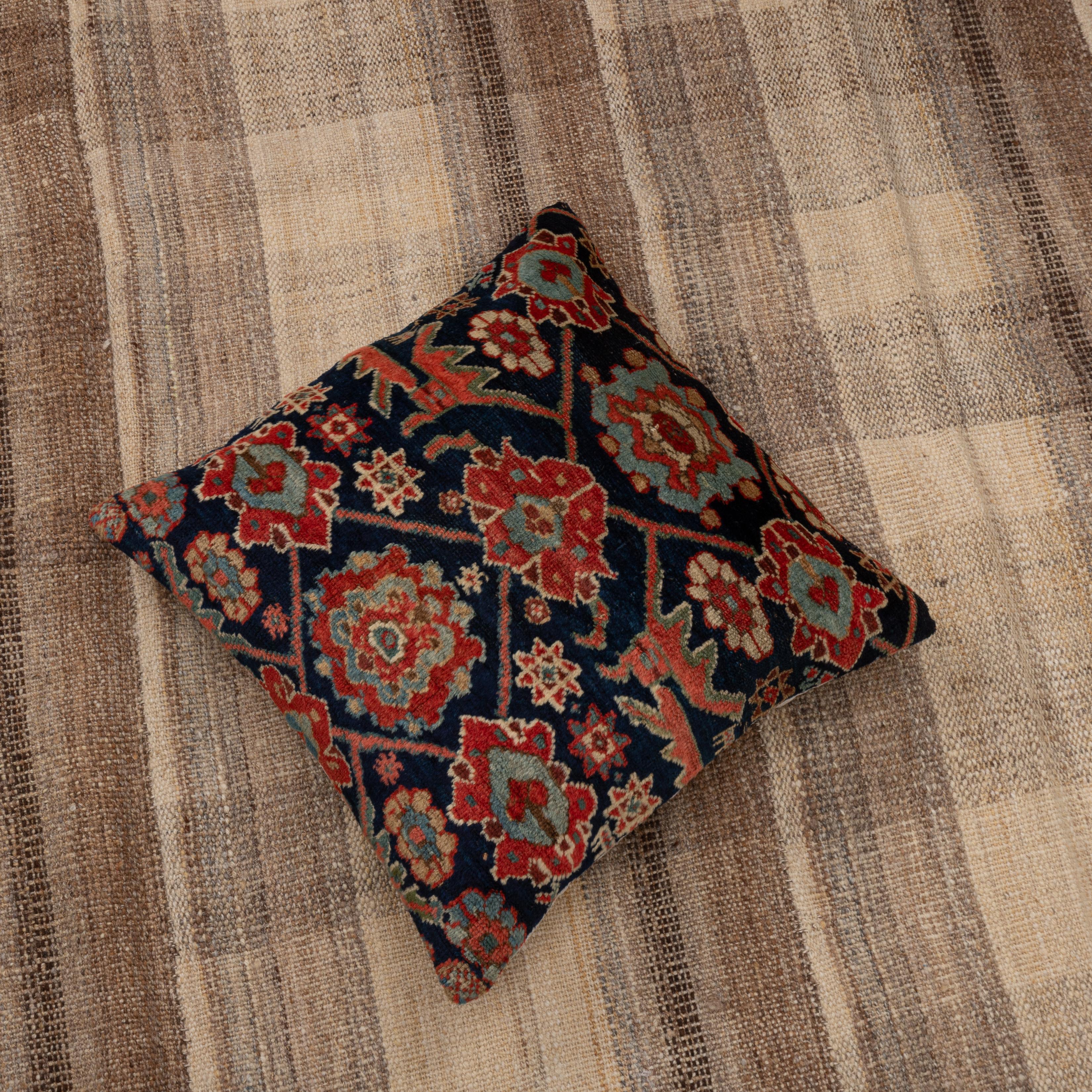 Tissé à la main Taie d'oreiller fabriquée à partir d'un tapis caucasien du milieu du 20e siècle en vente