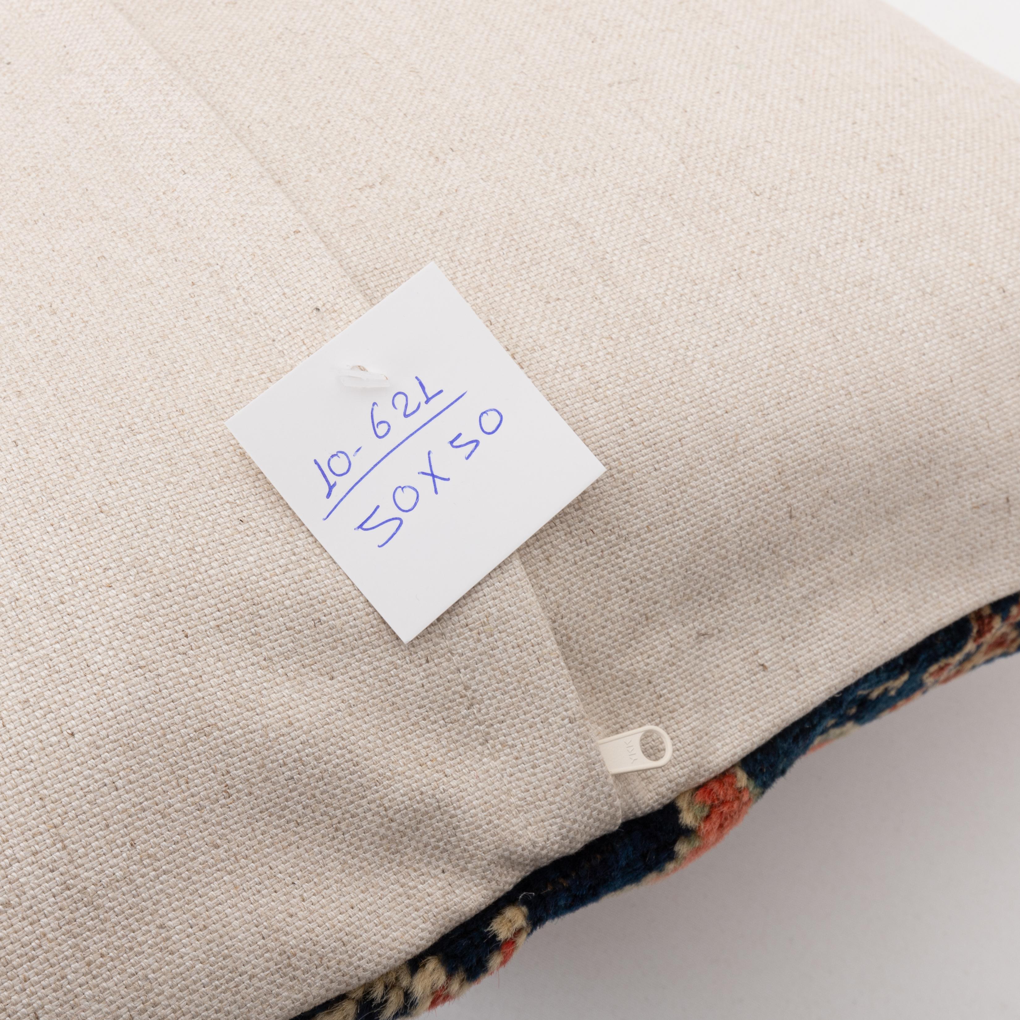 Taie d'oreiller fabriquée à partir d'un tapis caucasien du milieu du 20e siècle Bon état - En vente à Istanbul, TR