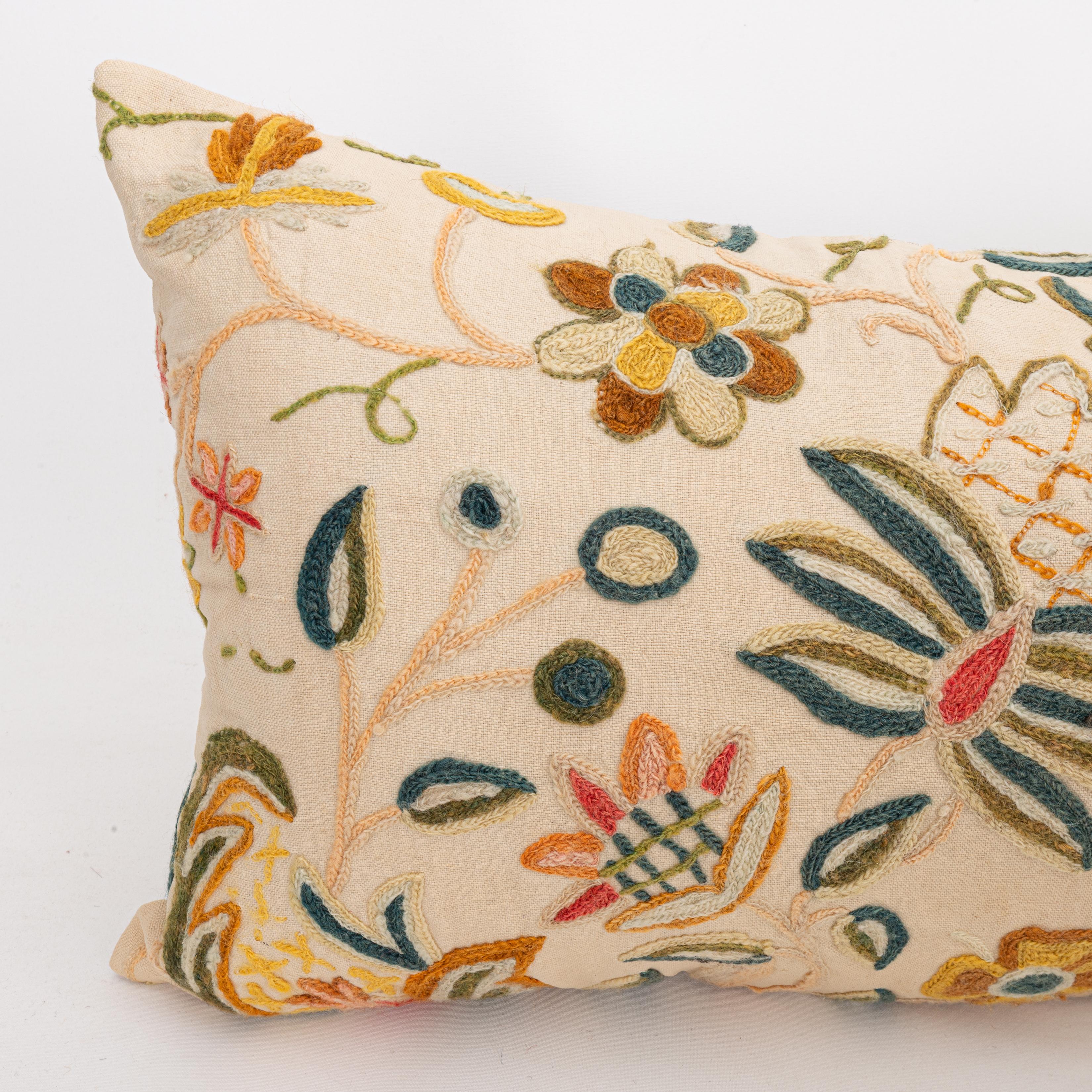 Artisanat Taie d'oreiller  à partir d'un  A.C.I.C. Broderie Crewel du milieu du 20ème siècle en vente