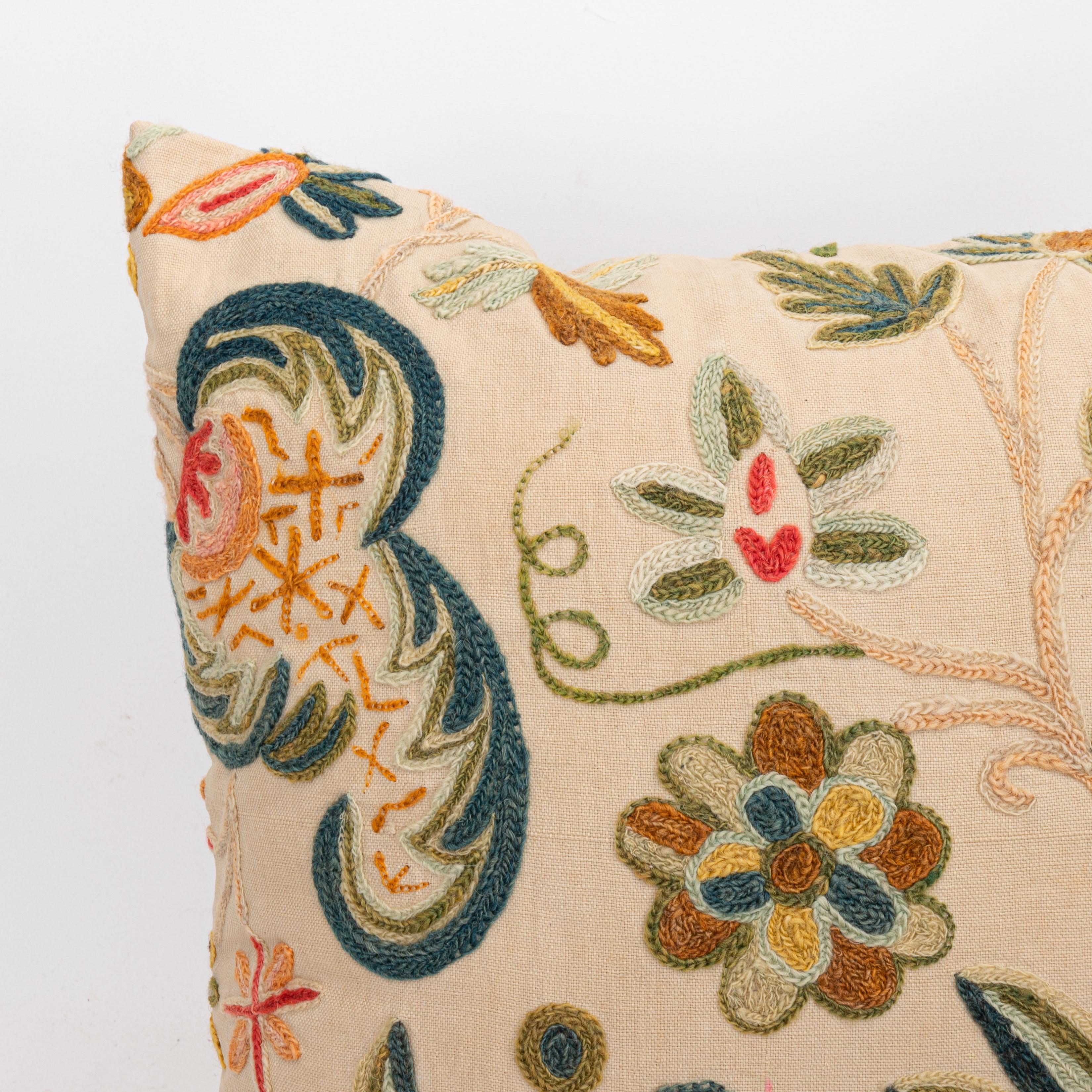 Artisanat Taie d'oreiller  à partir d'un  A.C.I.C. Broderie Crewel du milieu du 20ème siècle en vente