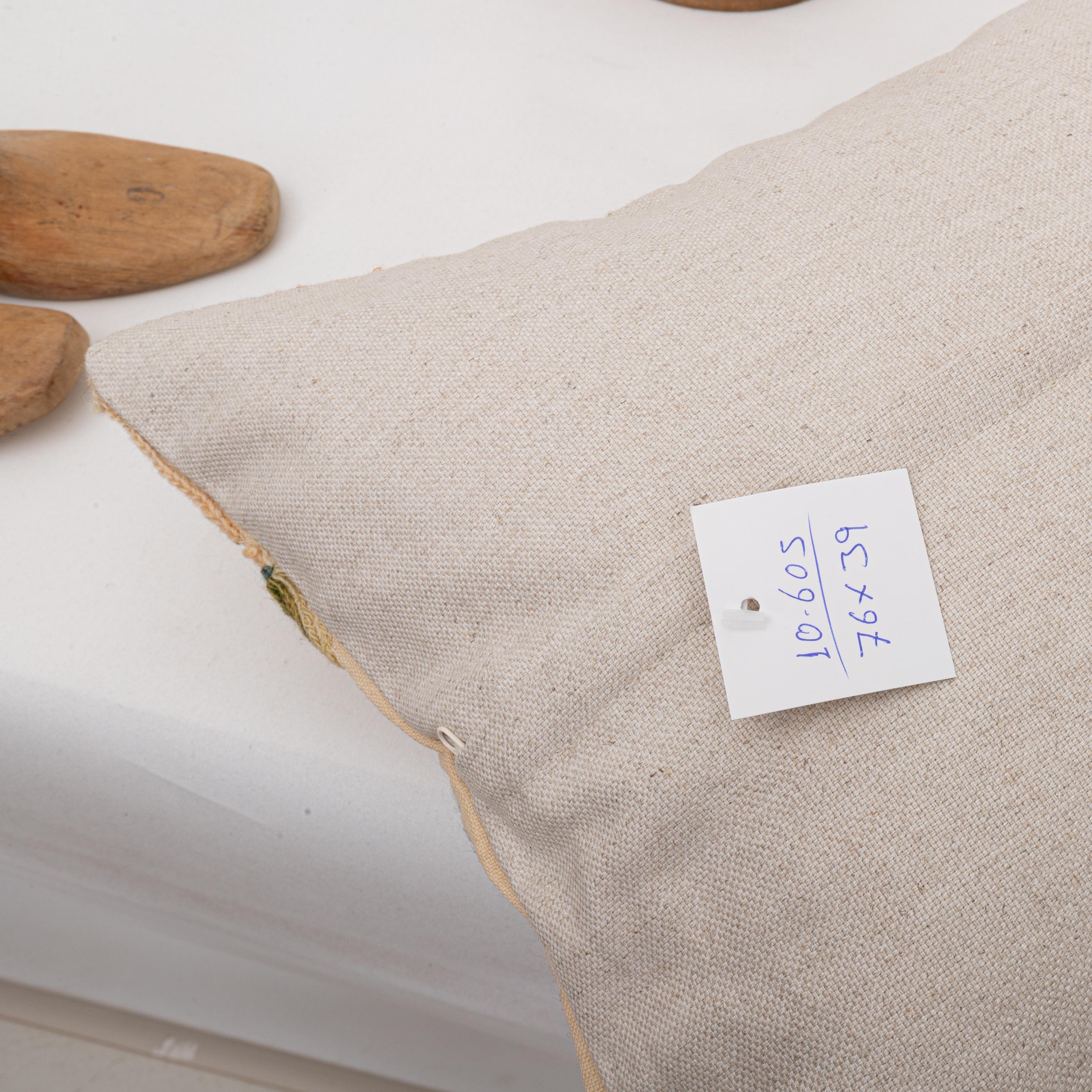 20ième siècle Taie d'oreiller  à partir d'un  A.C.I.C. Broderie Crewel du milieu du 20ème siècle en vente