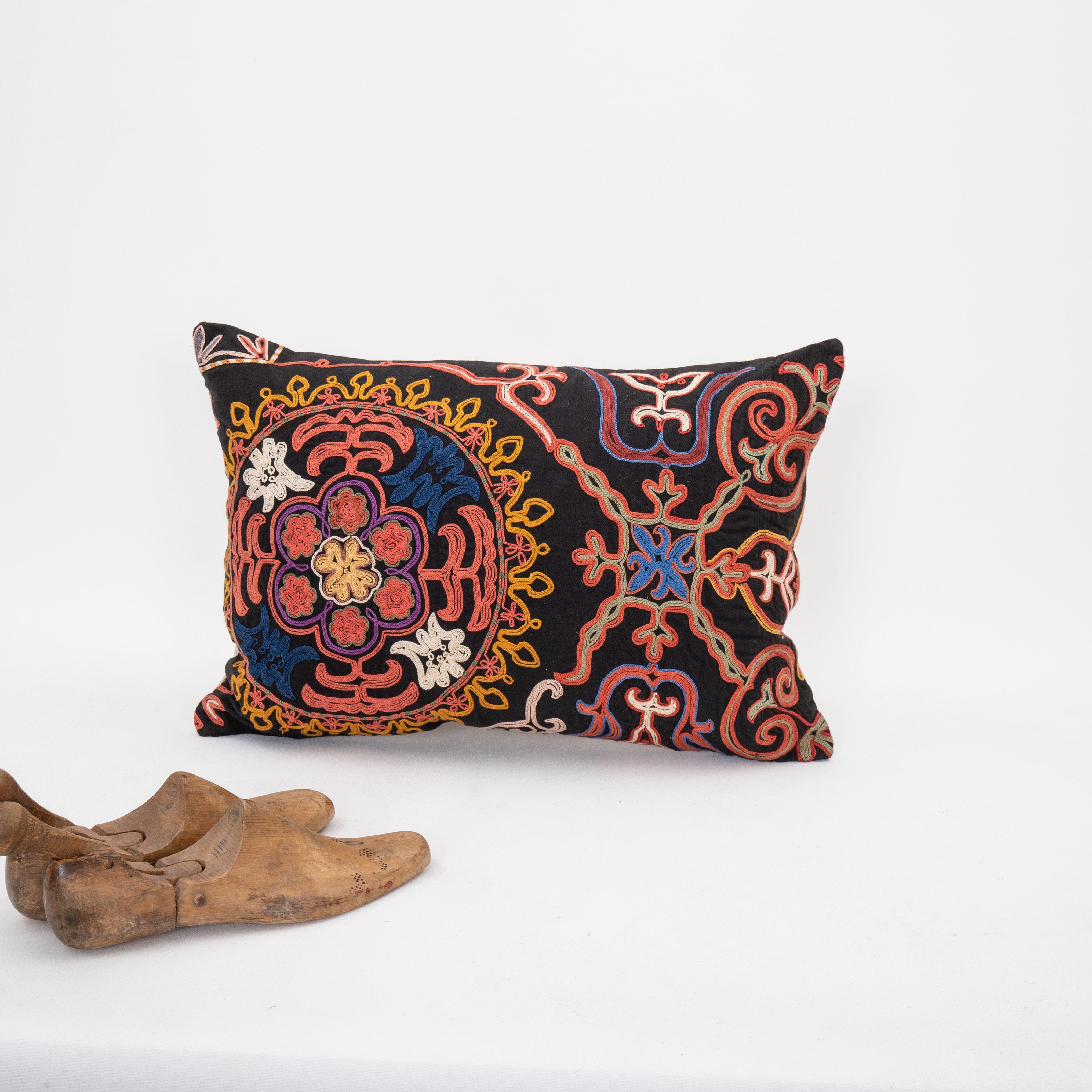 Artisanat Taie d'oreiller fabriquée à partir d'un tissu du milieu du 20e siècle. broderie Kazakh / Kyrgyz