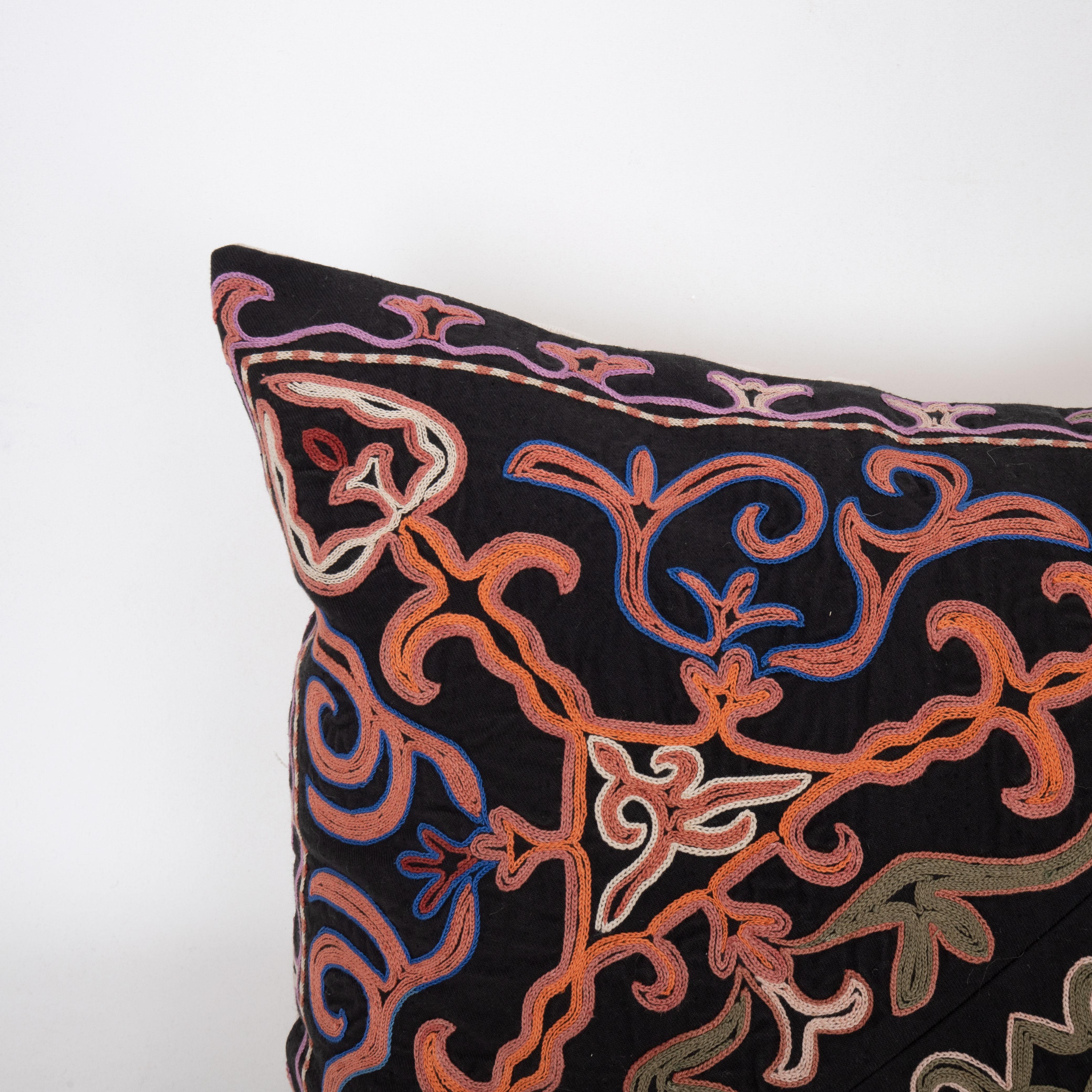 Suzani Taie d'oreiller fabriquée à partir d'un tissu du milieu du 20e siècle. broderie Kazakh / Kyrgyz