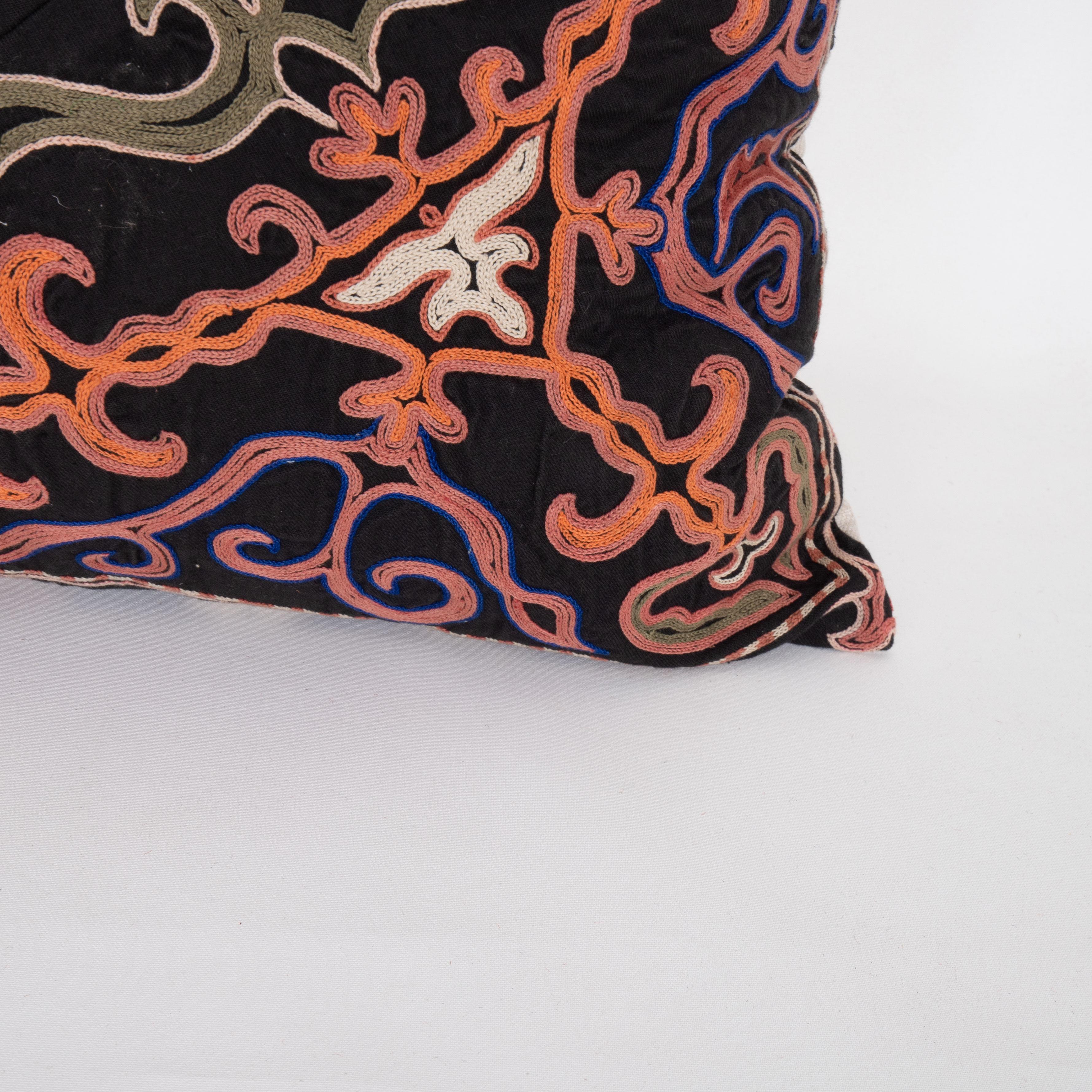 Brodé Taie d'oreiller fabriquée à partir d'un tissu du milieu du 20e siècle. broderie Kazakh / Kyrgyz