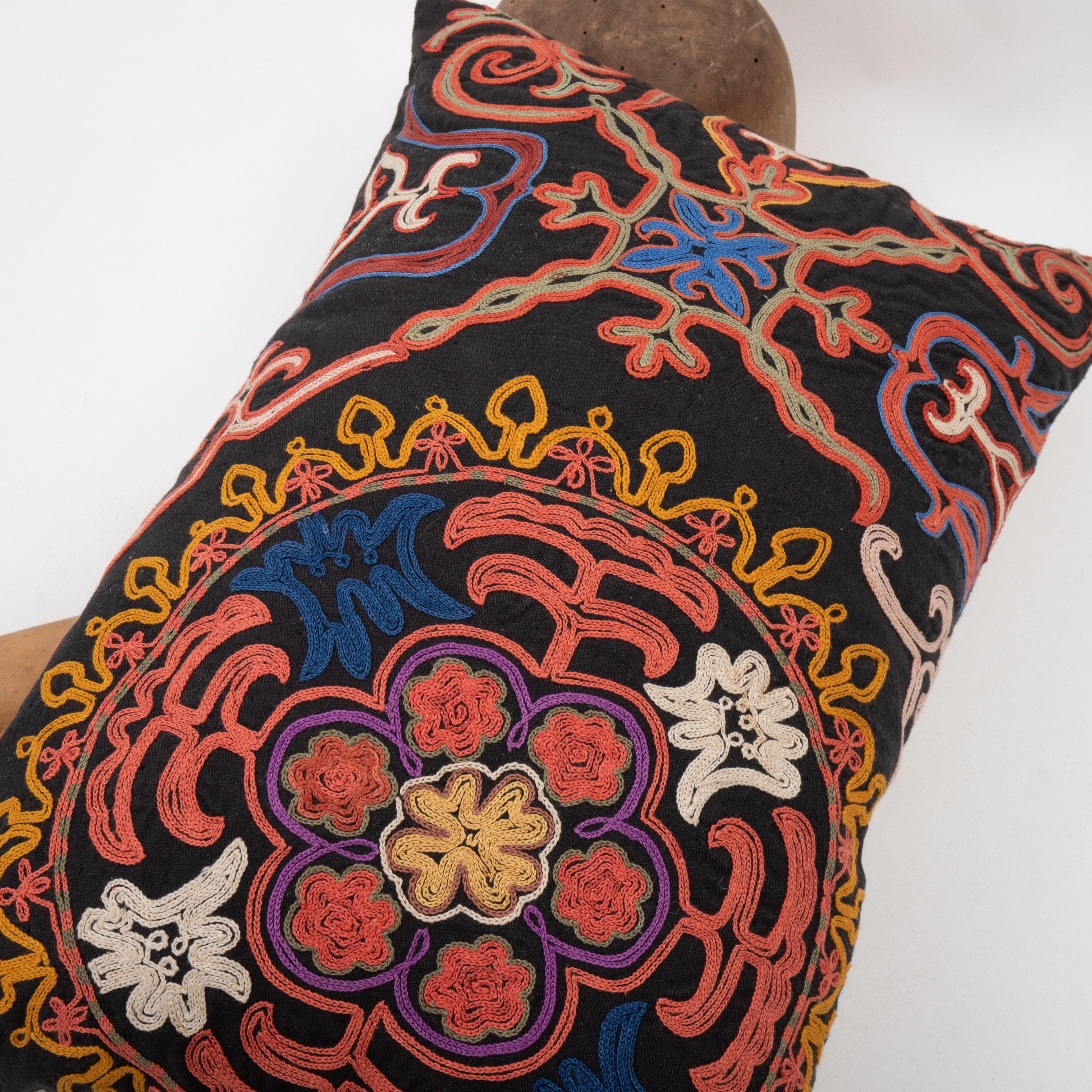 Taie d'oreiller fabriquée à partir d'un tissu du milieu du 20e siècle. broderie Kazakh / Kyrgyz Bon état à Istanbul, TR