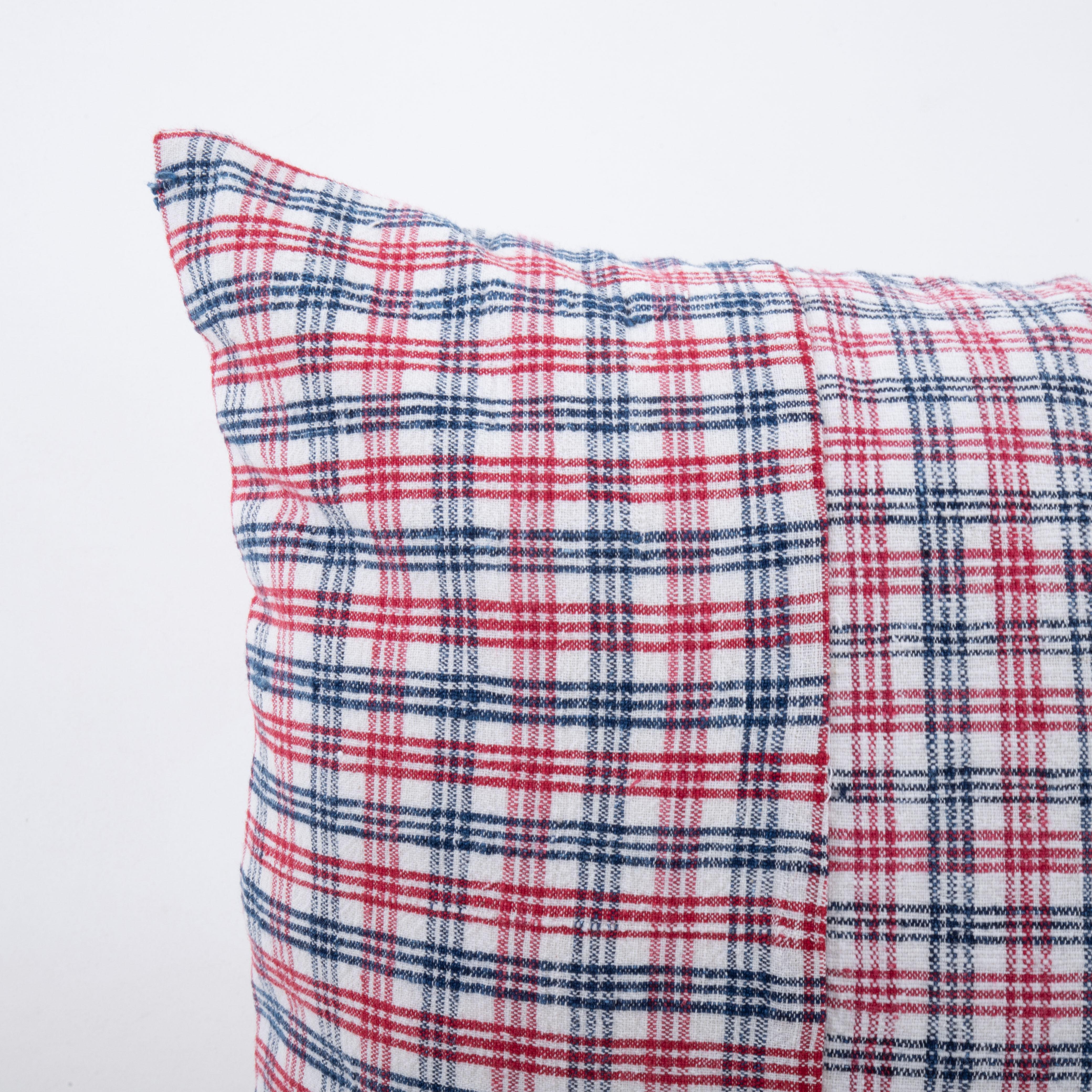 Pillowcase Made from a Rustic Vintage Anatolian Cotton Weaving In Good Condition For Sale In Istanbul, TR