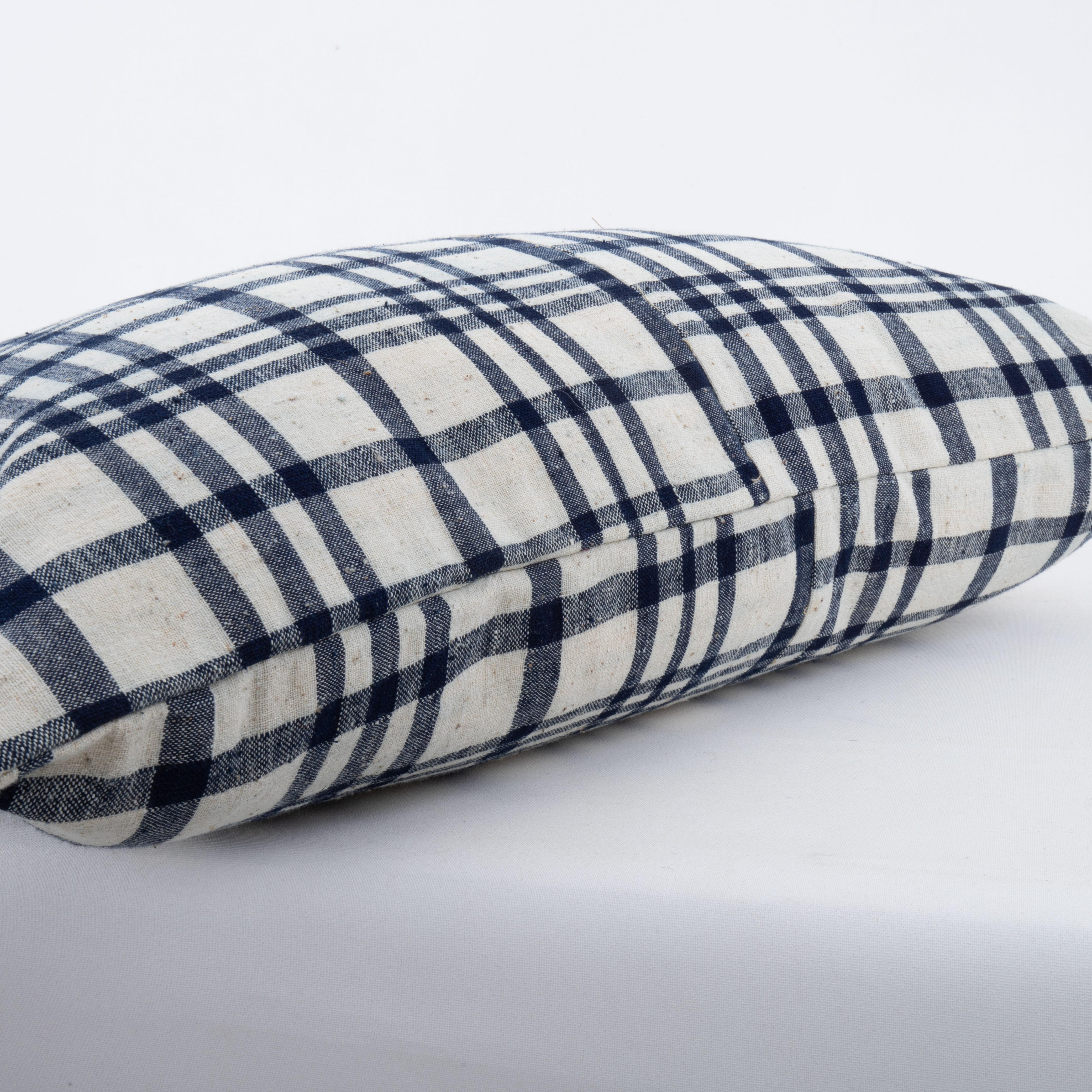 Pillowcase Made from a Rustic Vintage Anatolian Cotton Weaving In Good Condition For Sale In Istanbul, TR