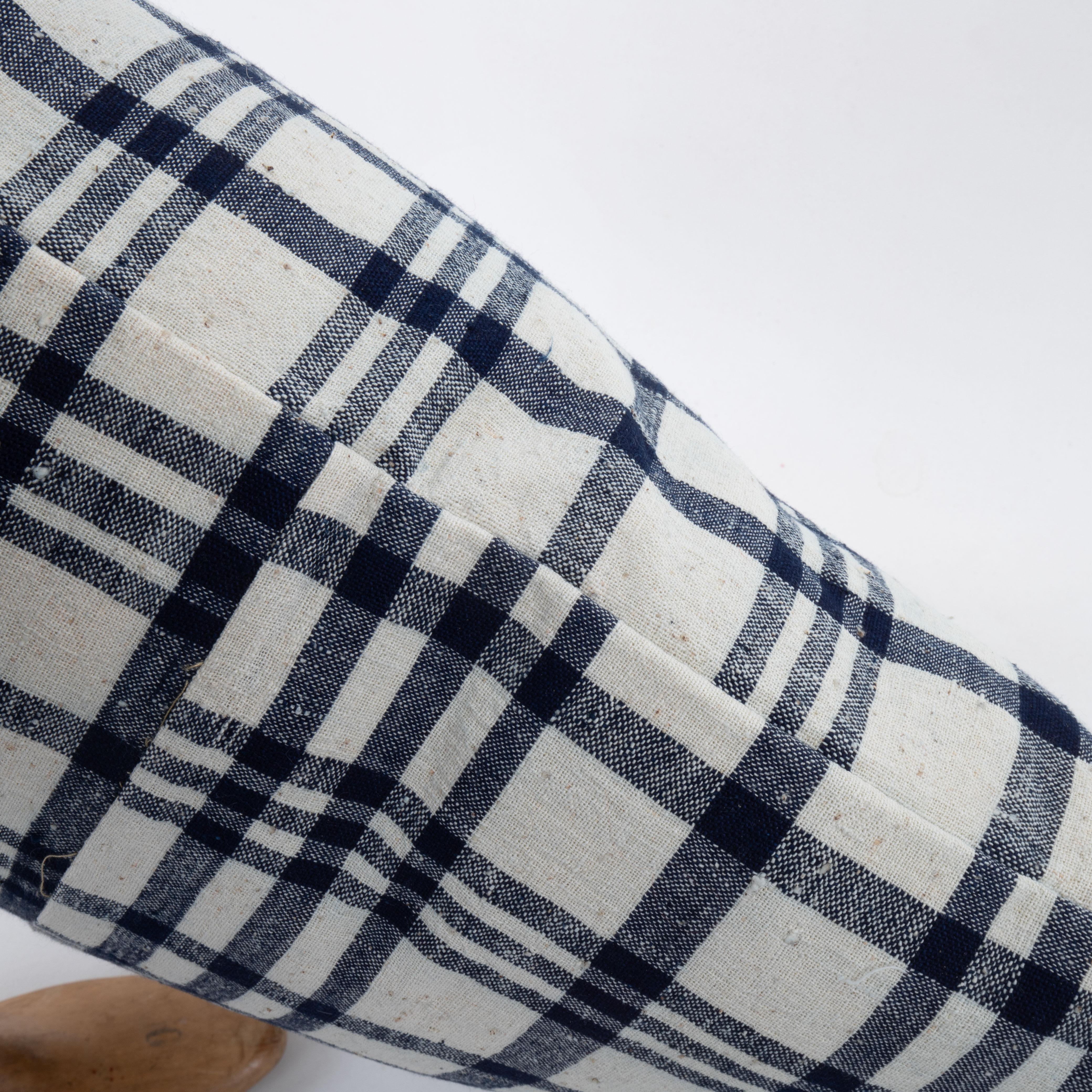 Pillowcase Made from a Rustic Vintage Anatolian Cotton Weaving In Good Condition For Sale In Istanbul, TR