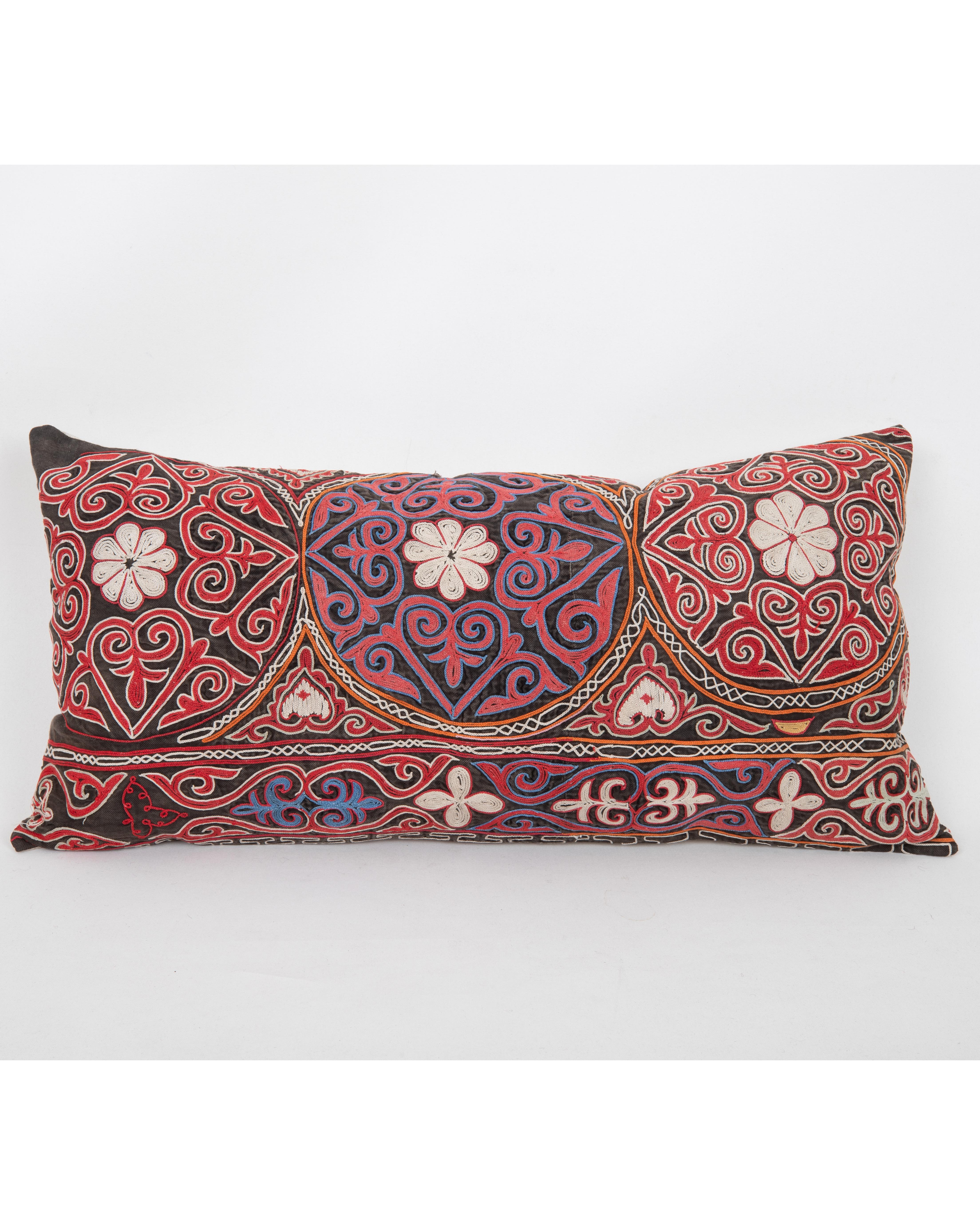 No viene con inserto.
Lino en la parte de atrás.
Cierre de cremallera.
Se recomienda limpieza en seco.
