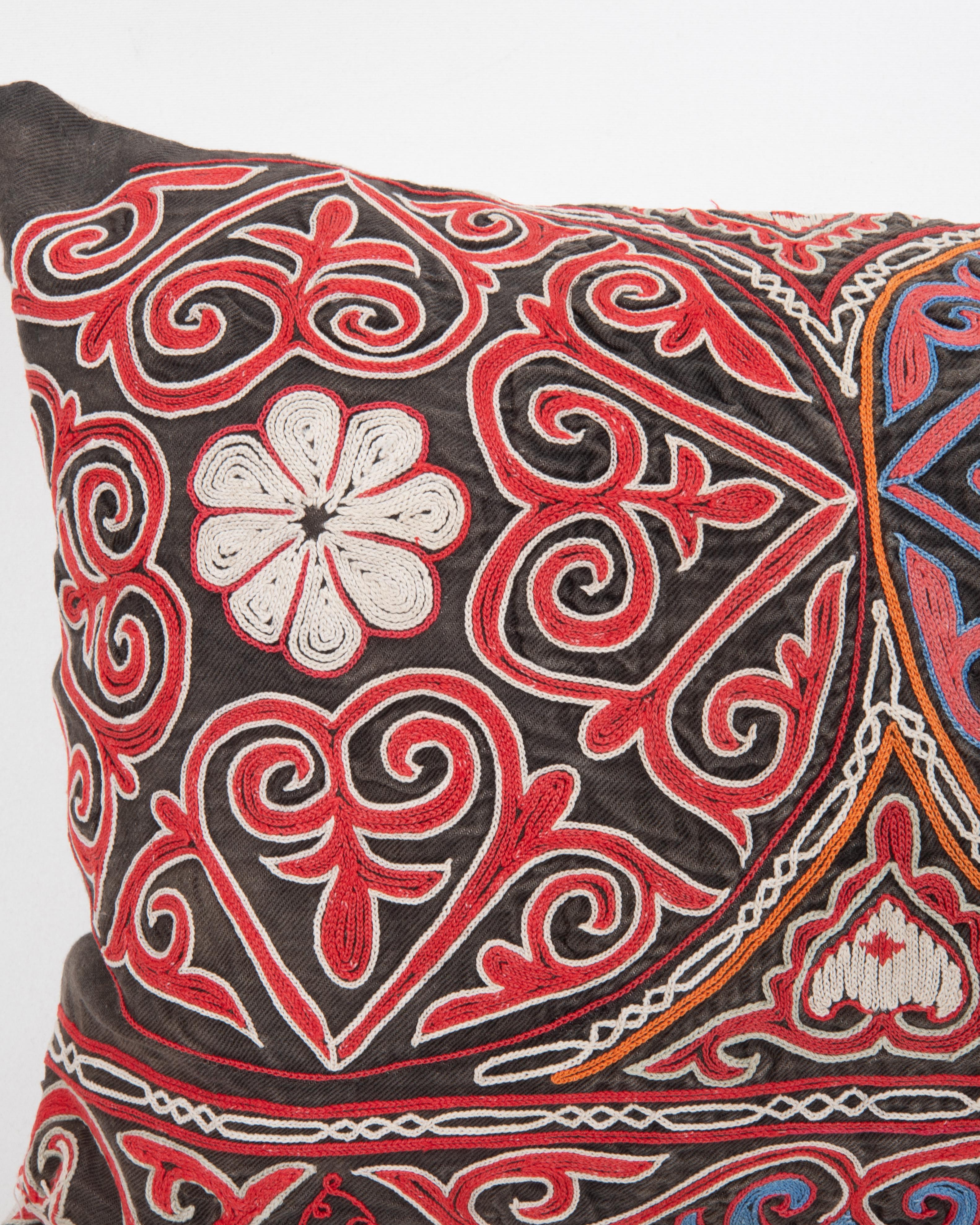 Funda de almohada confeccionada a partir de un bordado kazajo antiguo, años 70 Arte popular en venta