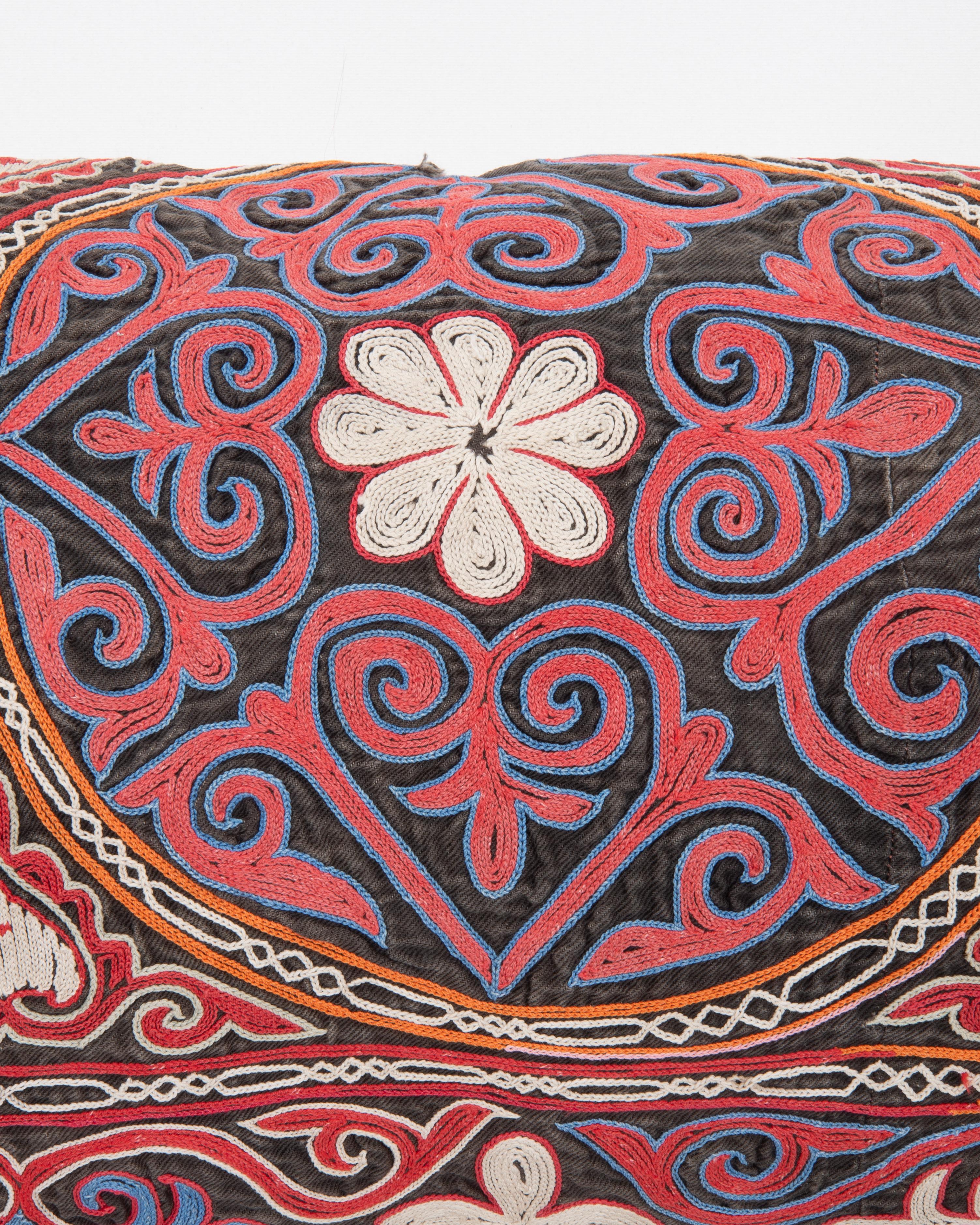 Funda de almohada confeccionada a partir de un bordado kazajo antiguo, años 70 Kazajo en venta