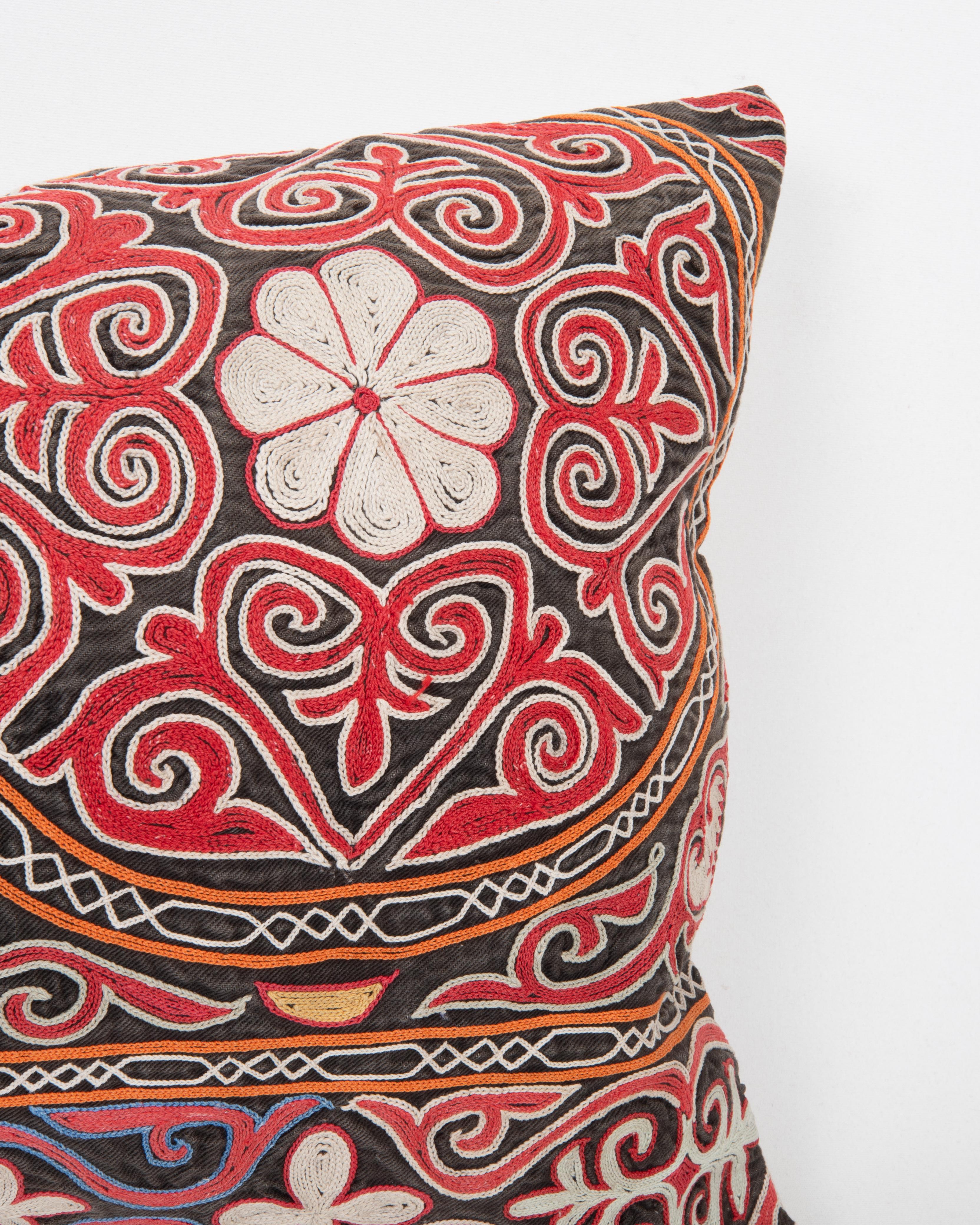 Funda de almohada confeccionada a partir de un bordado kazajo antiguo, años 70 Bordado en venta