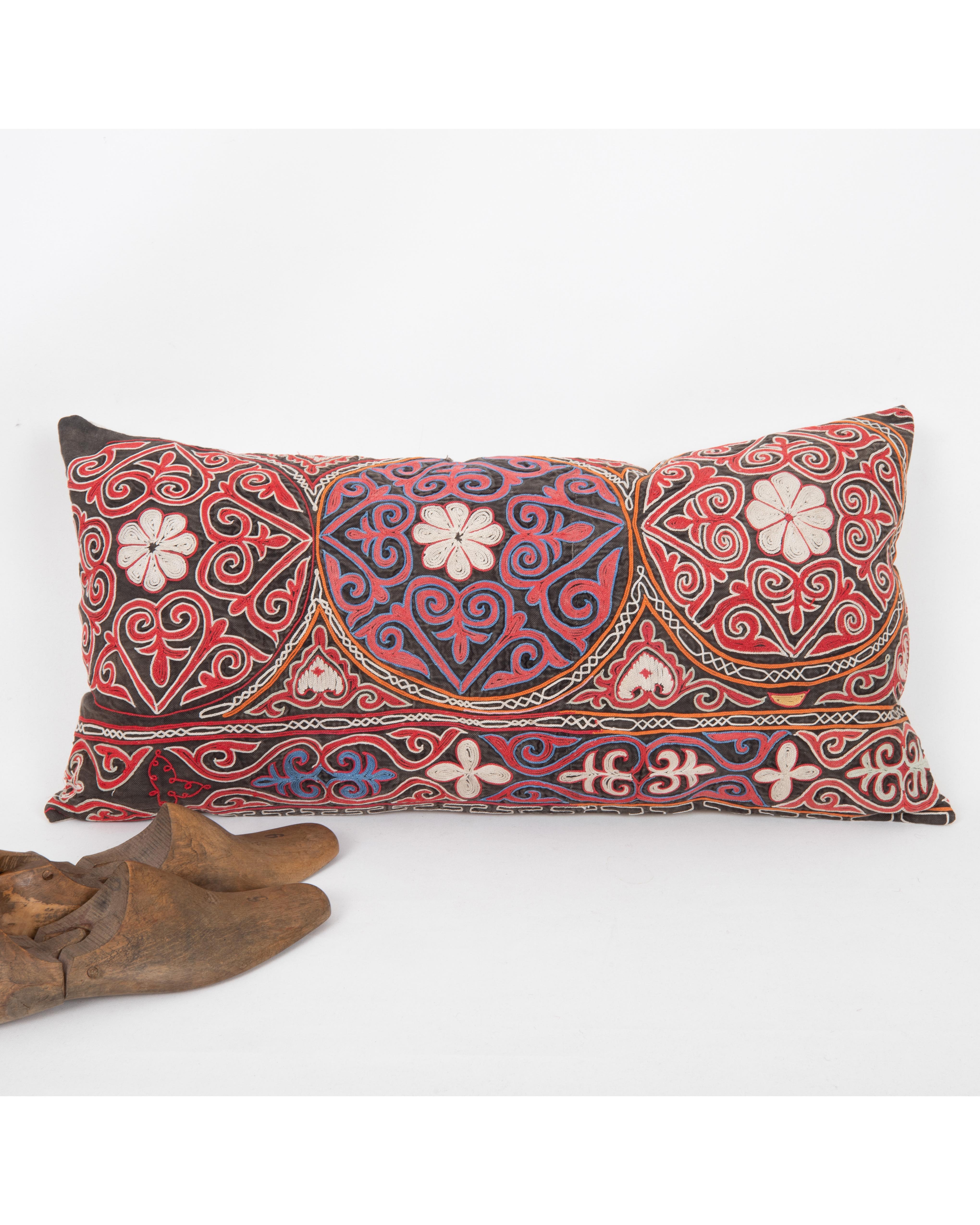 Funda de almohada confeccionada a partir de un bordado kazajo antiguo, años 70 en Bastante bueno estado para la venta en Istanbul, TR