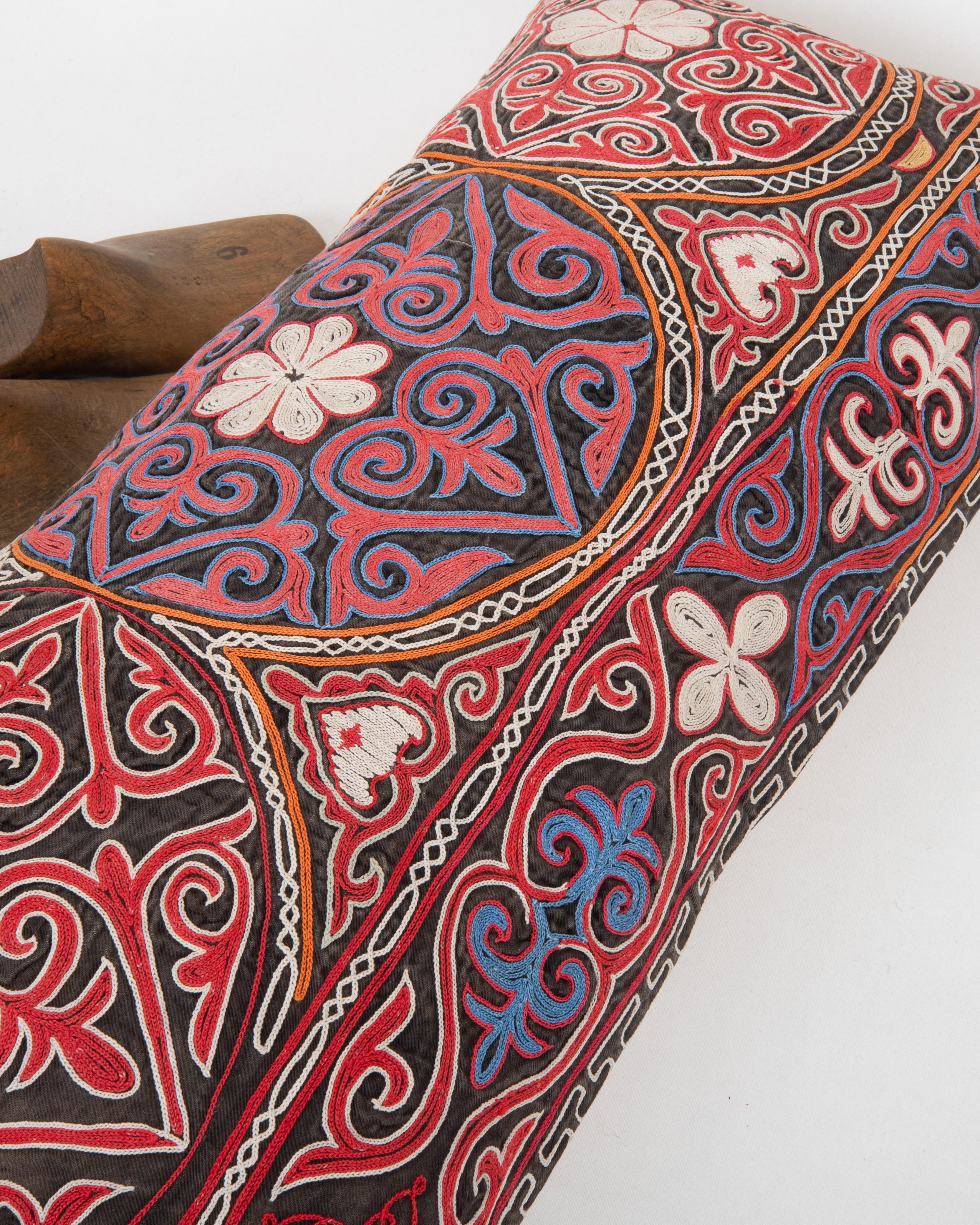 Funda de almohada confeccionada a partir de un bordado kazajo antiguo, años 70 siglo XX en venta
