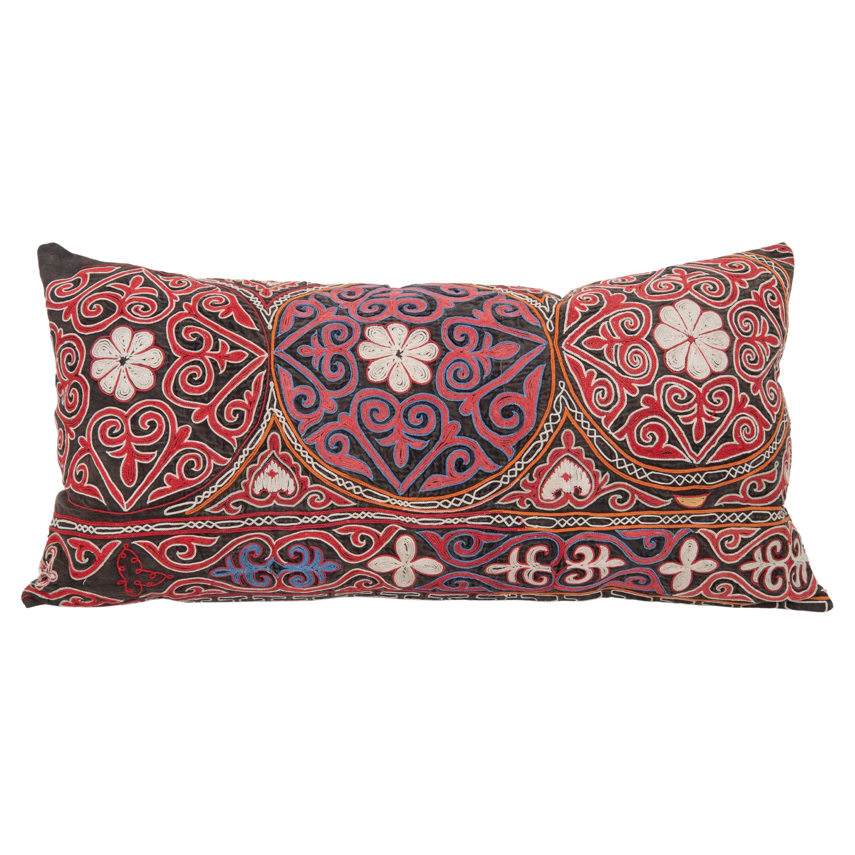 Taie d'oreiller réalisée à partir d'une broderie kazakhe vintage, 1970