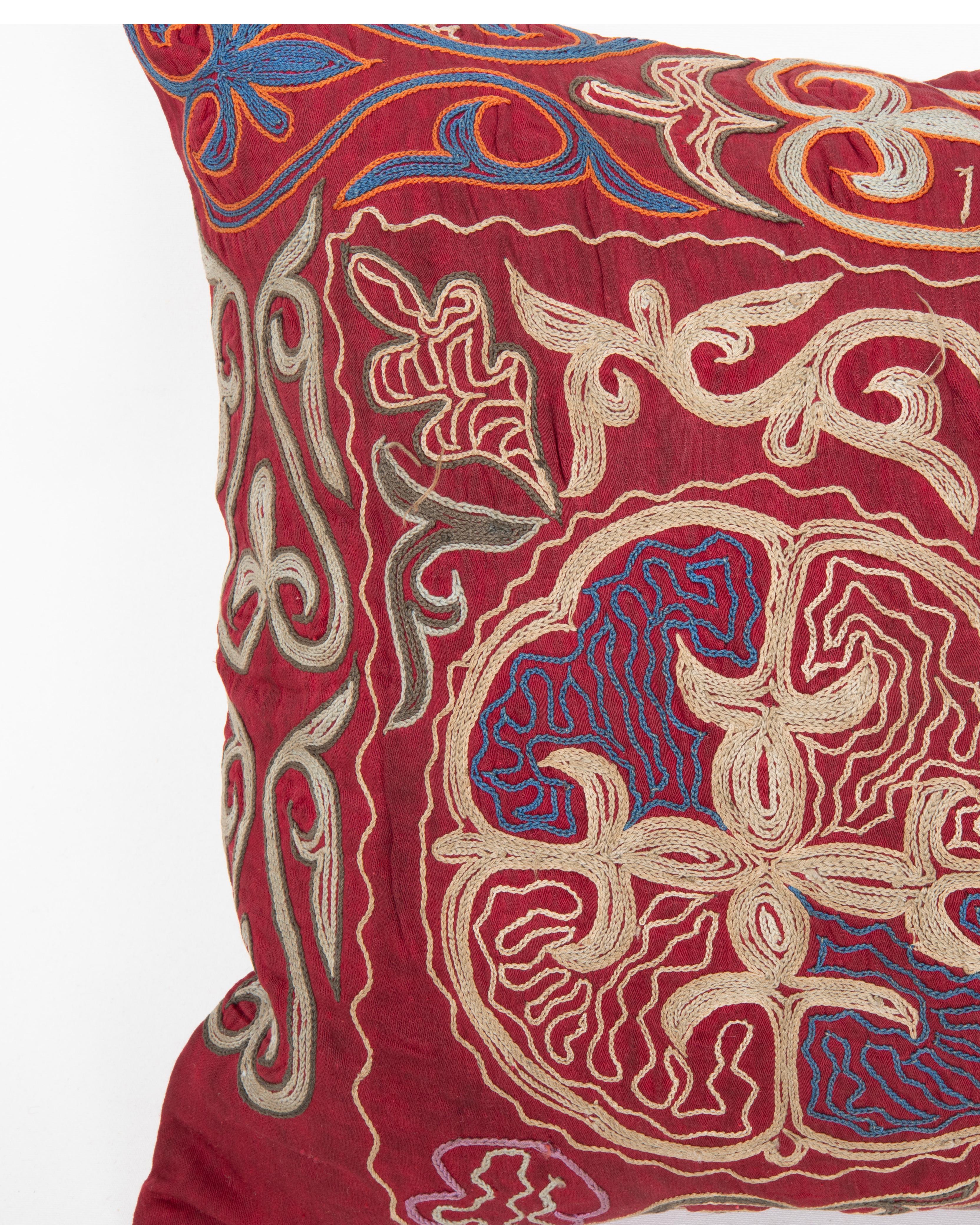 Artisanat Taie d'oreiller réalisée à partir d'une broderie kazakhe ancienne en vente