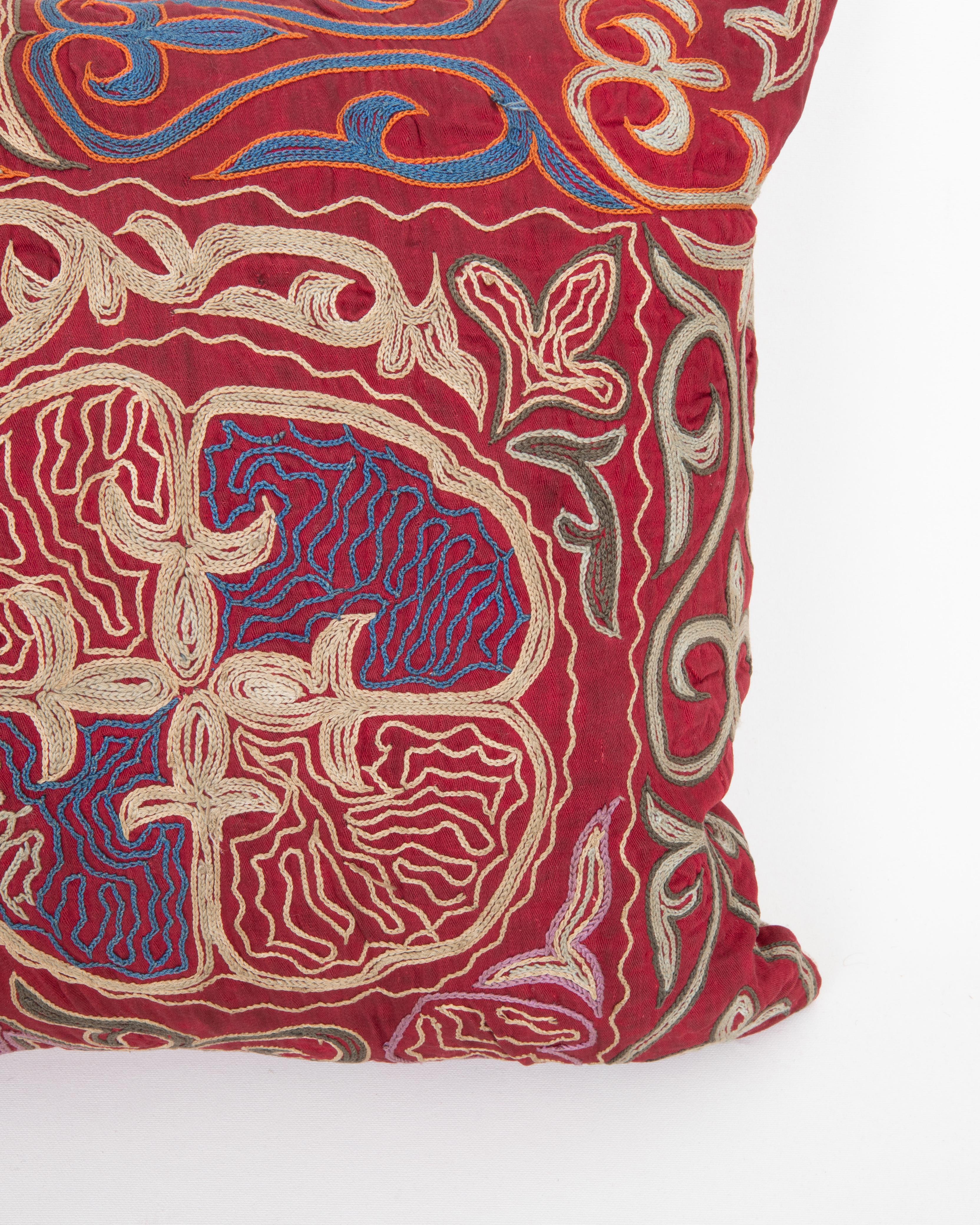 Brodé Taie d'oreiller réalisée à partir d'une broderie kazakhe ancienne en vente