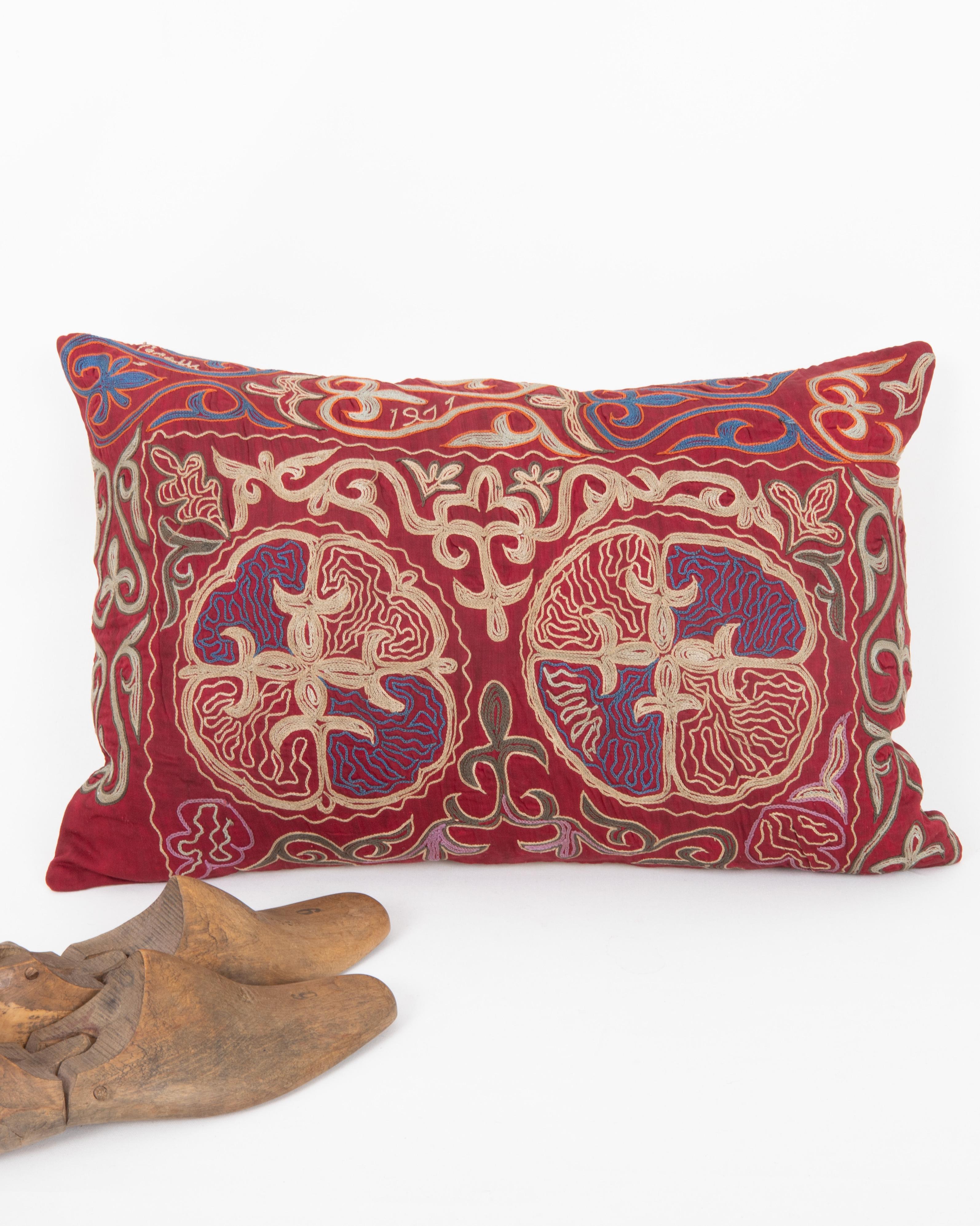 Taie d'oreiller réalisée à partir d'une broderie kazakhe ancienne État moyen - En vente à Istanbul, TR